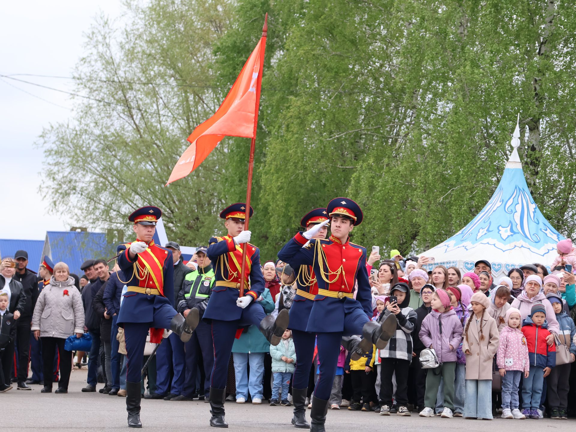 Җиңү килде җирне нурга күмеп, Шатлык белән күзне чылатып!