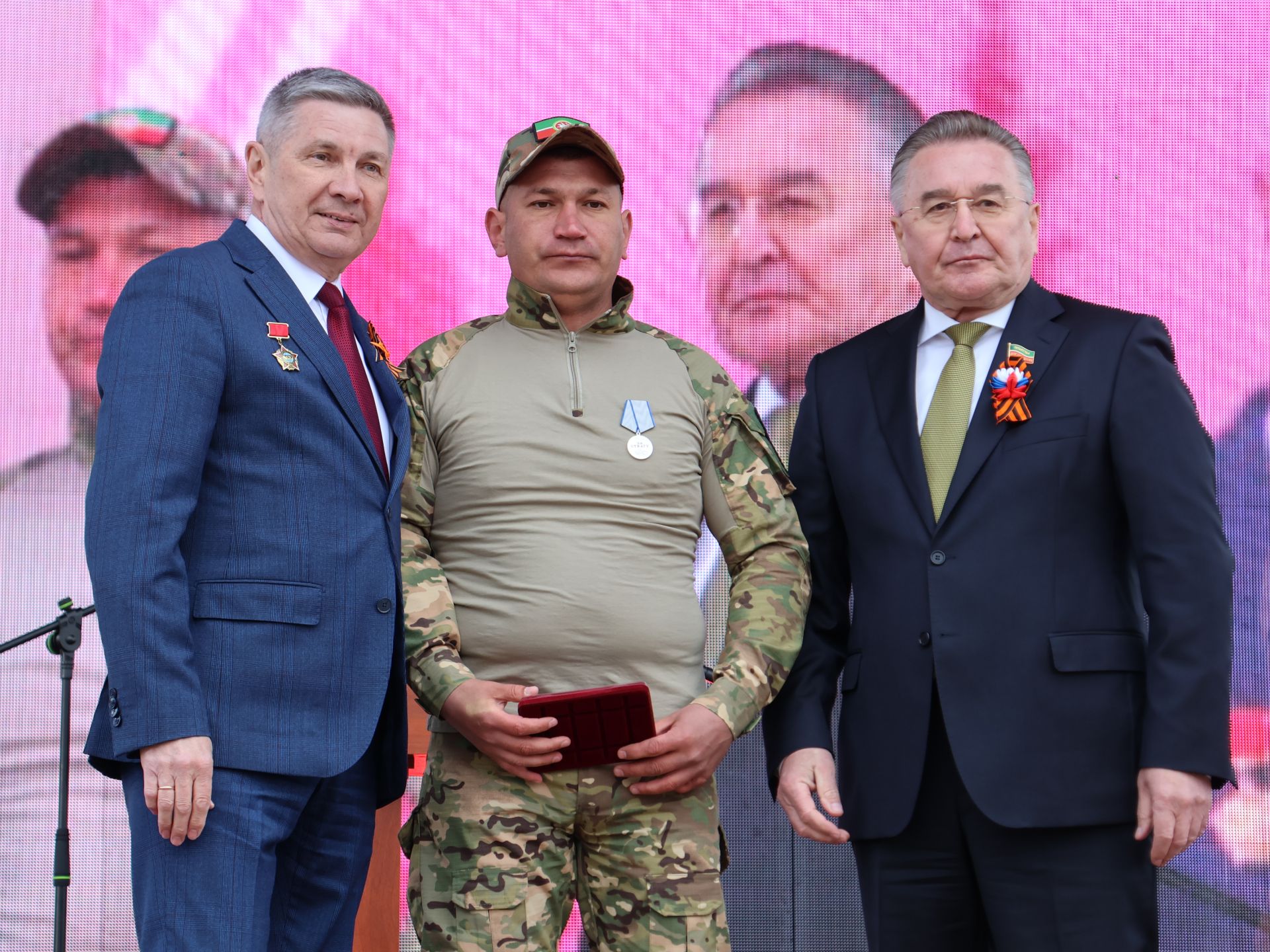 Җиңү килде җирне нурга күмеп, Шатлык белән күзне чылатып!