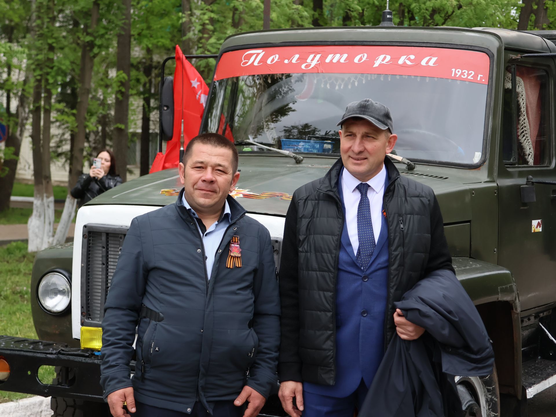 Җиңү килде җирне нурга күмеп, Шатлык белән күзне чылатып!