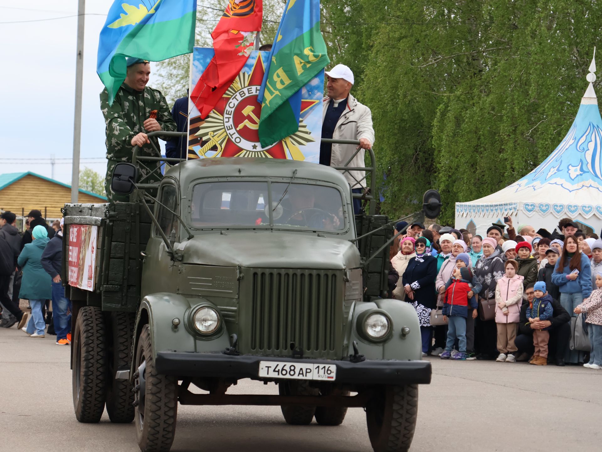 Җиңү килде җирне нурга күмеп, Шатлык белән күзне чылатып!