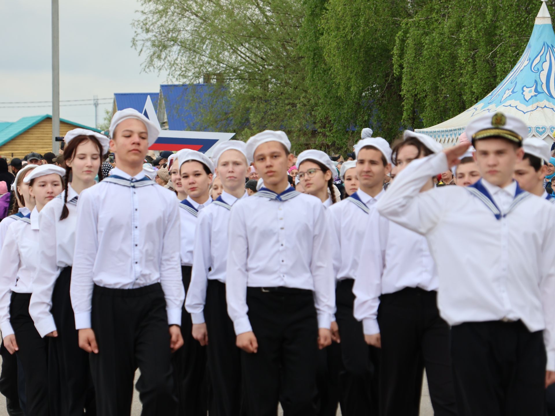 Җиңү килде җирне нурга күмеп, Шатлык белән күзне чылатып!