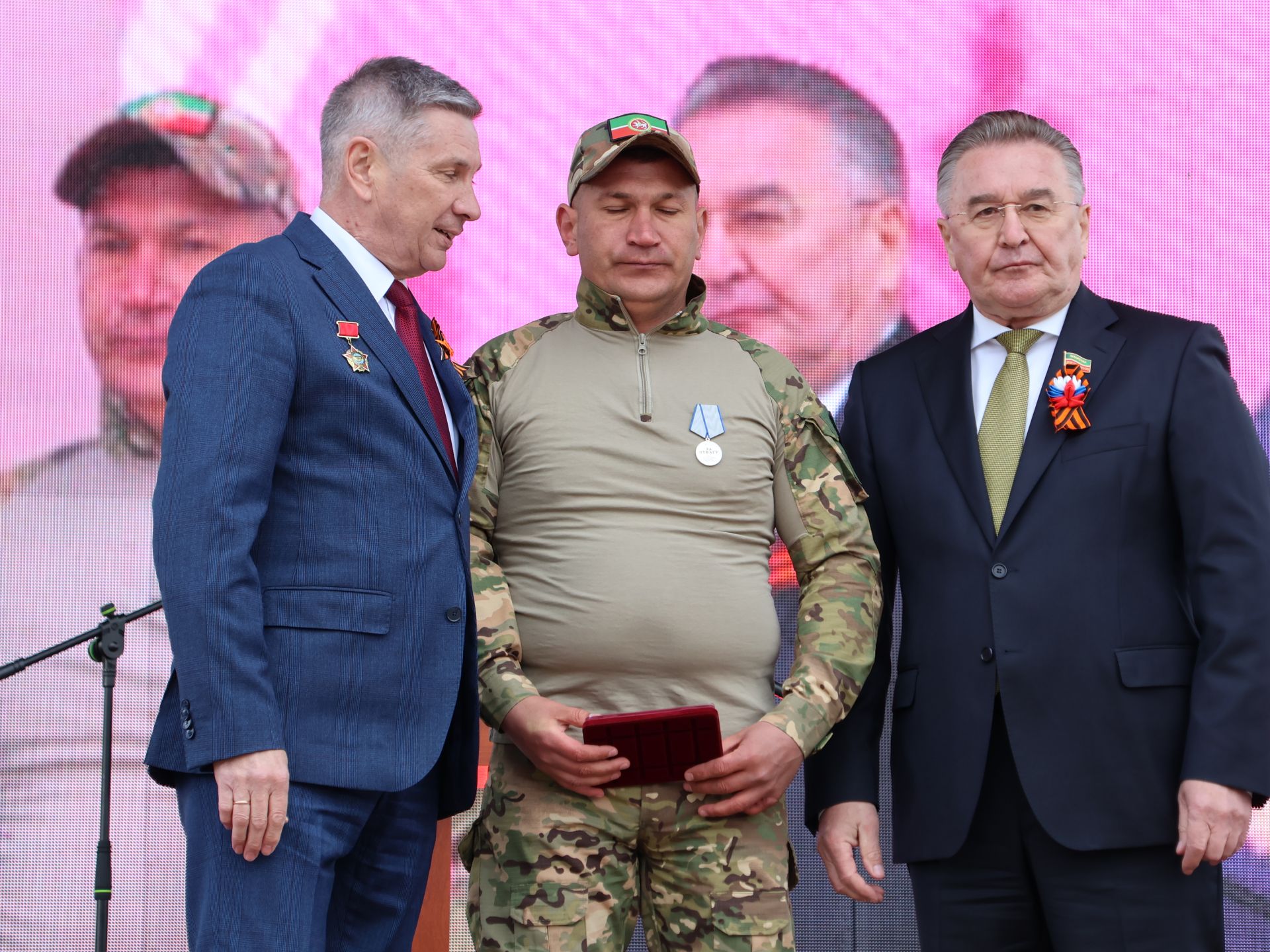 Җиңү килде җирне нурга күмеп, Шатлык белән күзне чылатып!