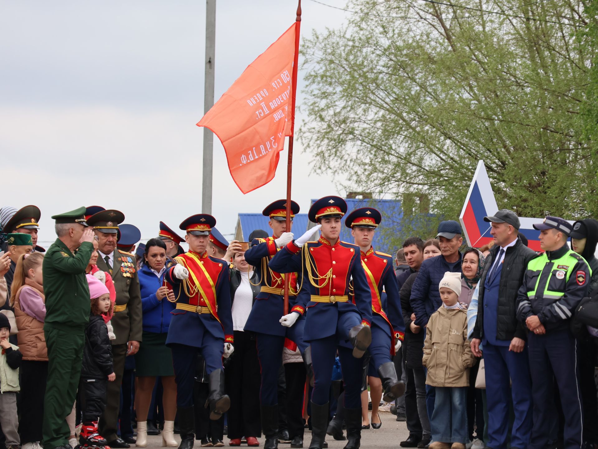 Җиңү килде җирне нурга күмеп, Шатлык белән күзне чылатып!
