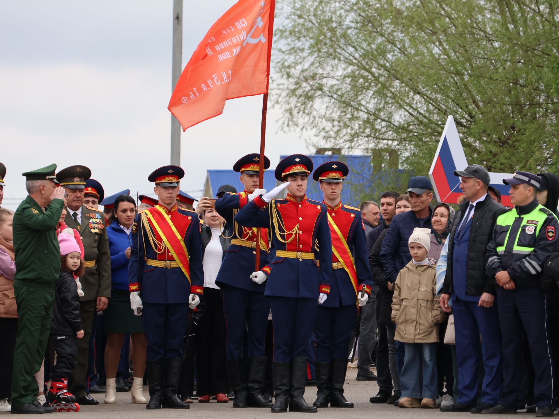 Җиңү килде җирне нурга күмеп, Шатлык белән күзне чылатып!