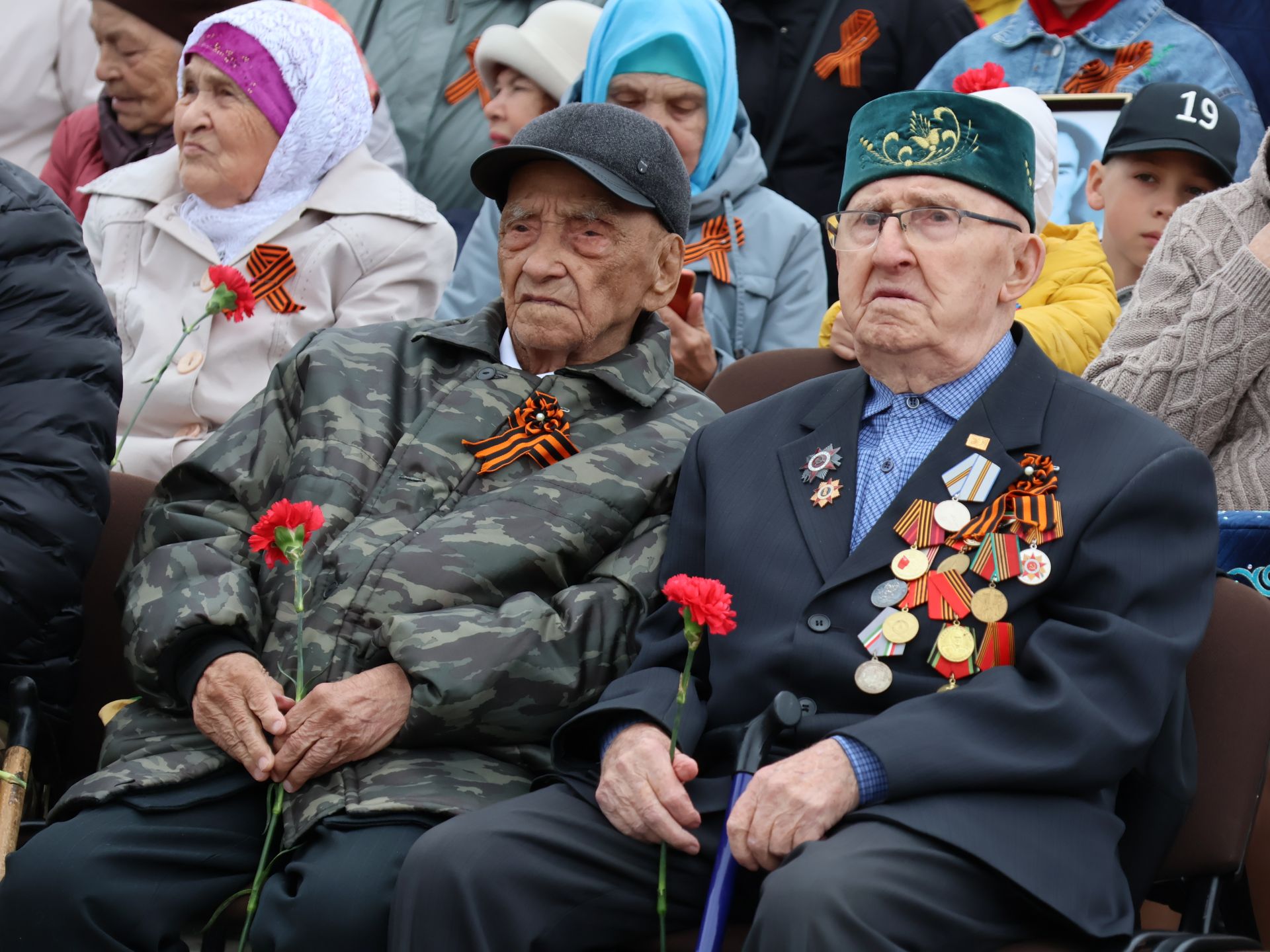 Җиңү килде җирне нурга күмеп, Шатлык белән күзне чылатып!