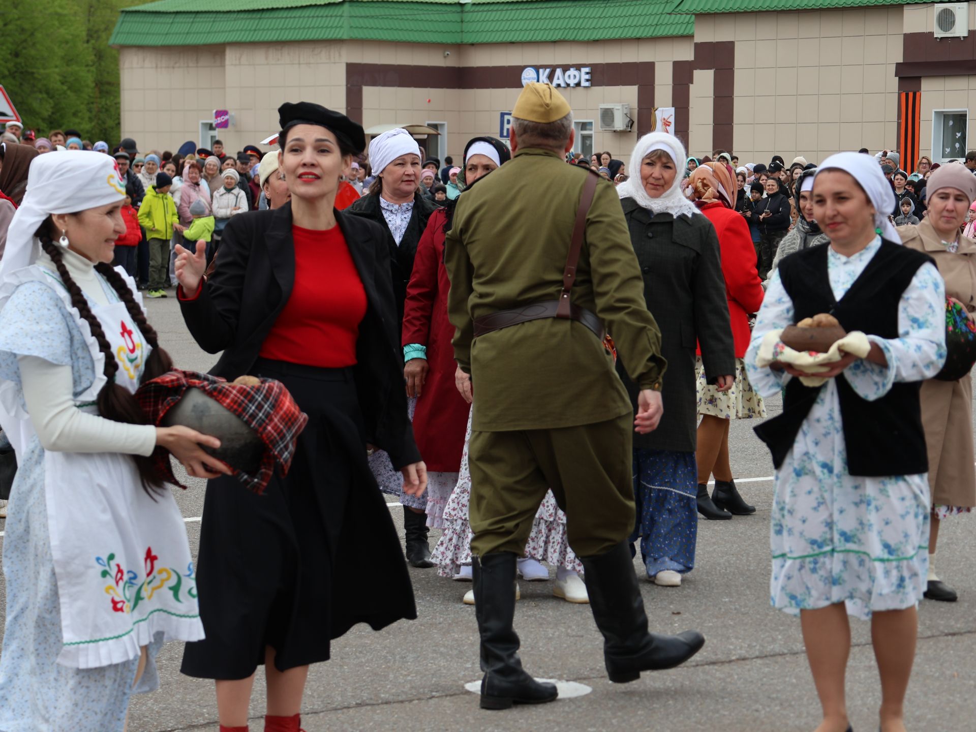 Җиңү килде җирне нурга күмеп, Шатлык белән күзне чылатып!