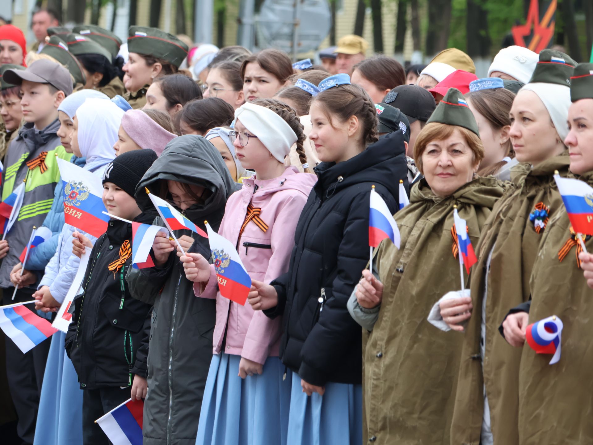 Җиңү килде җирне нурга күмеп, Шатлык белән күзне чылатып!