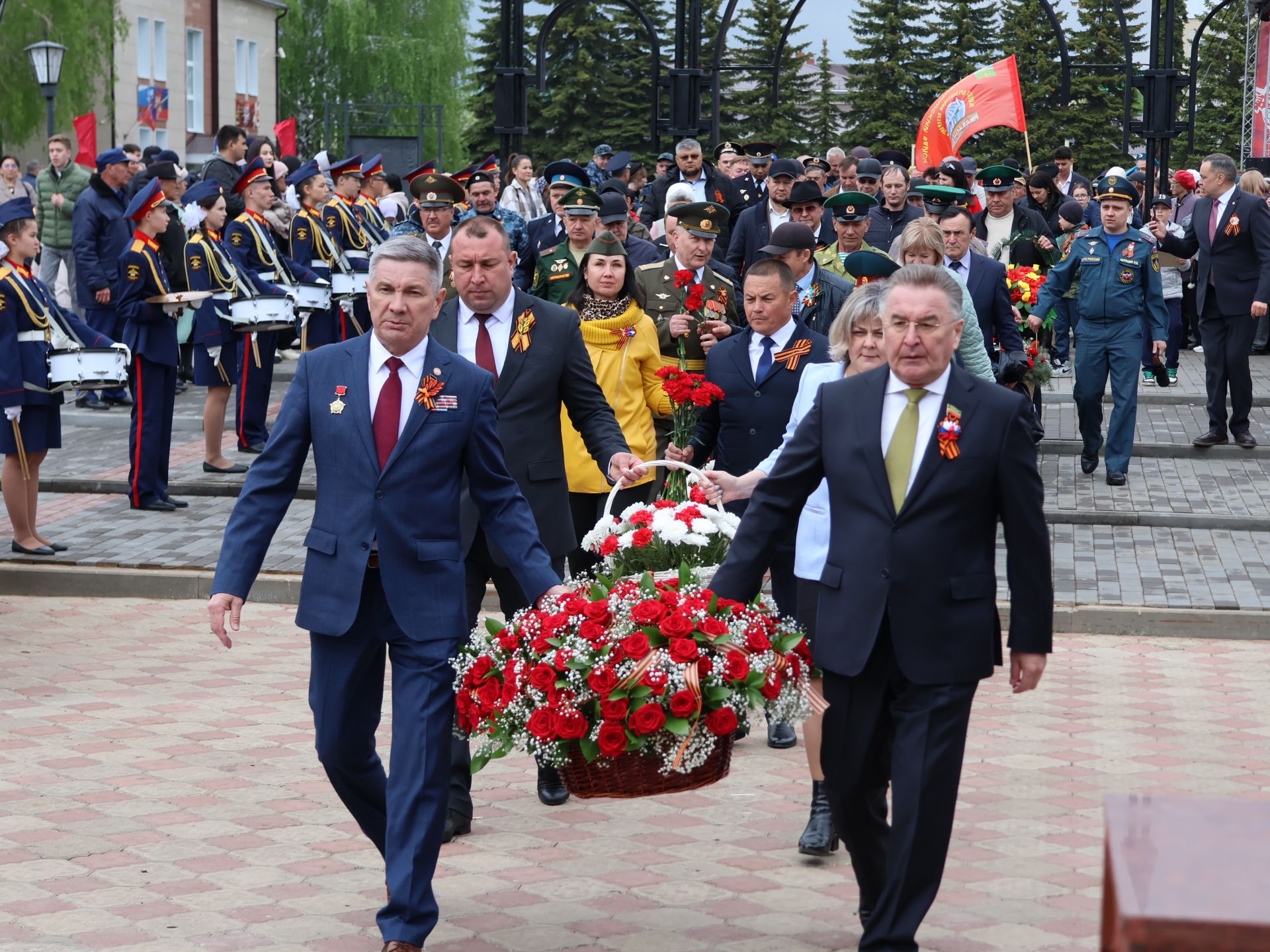 Җиңү килде җирне нурга күмеп, Шатлык белән күзне чылатып!