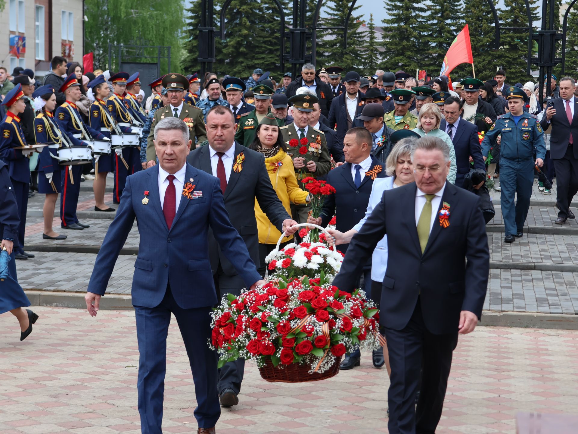 Җиңү килде җирне нурга күмеп, Шатлык белән күзне чылатып!