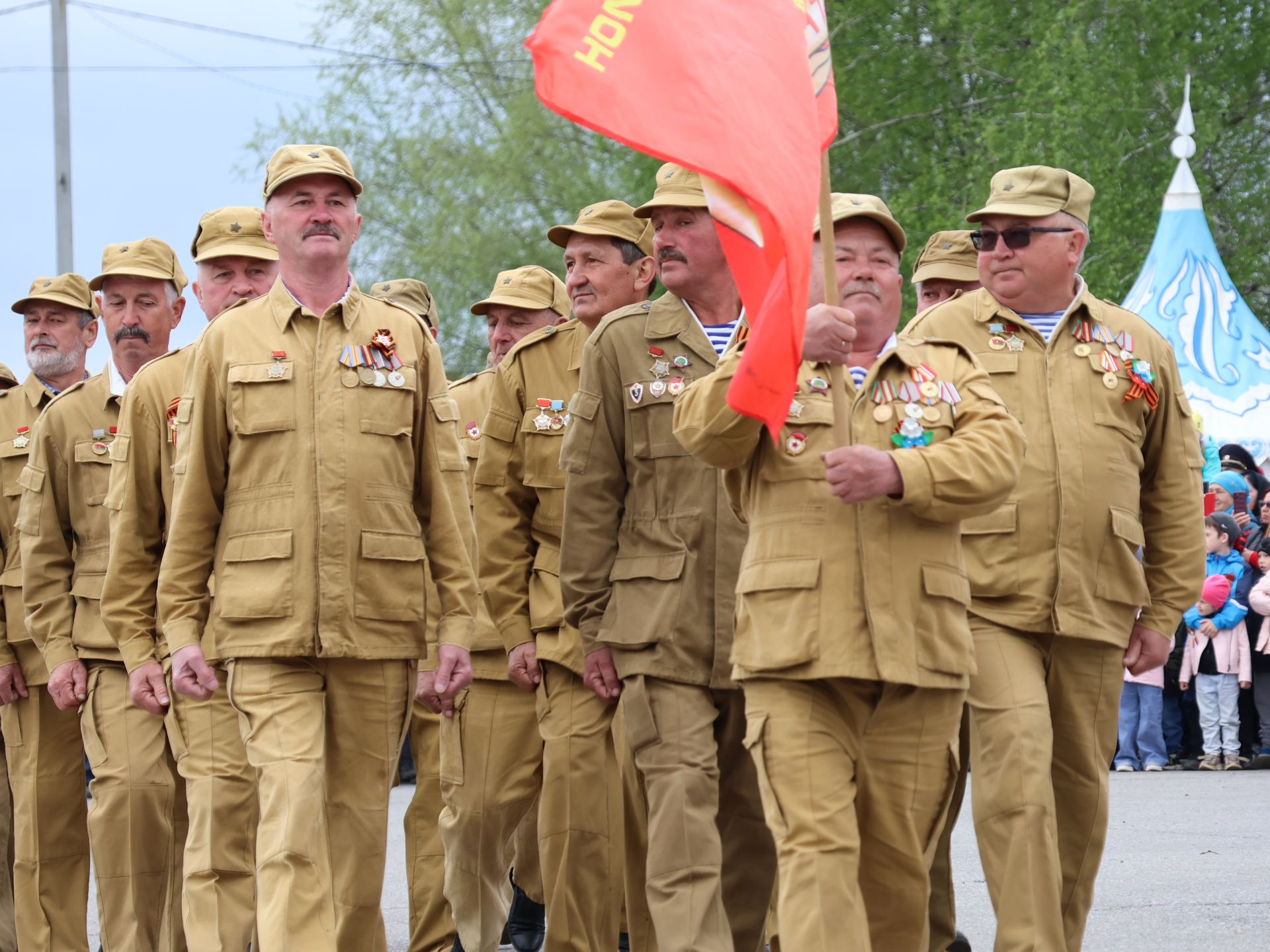 Җиңү килде җирне нурга күмеп, Шатлык белән күзне чылатып!