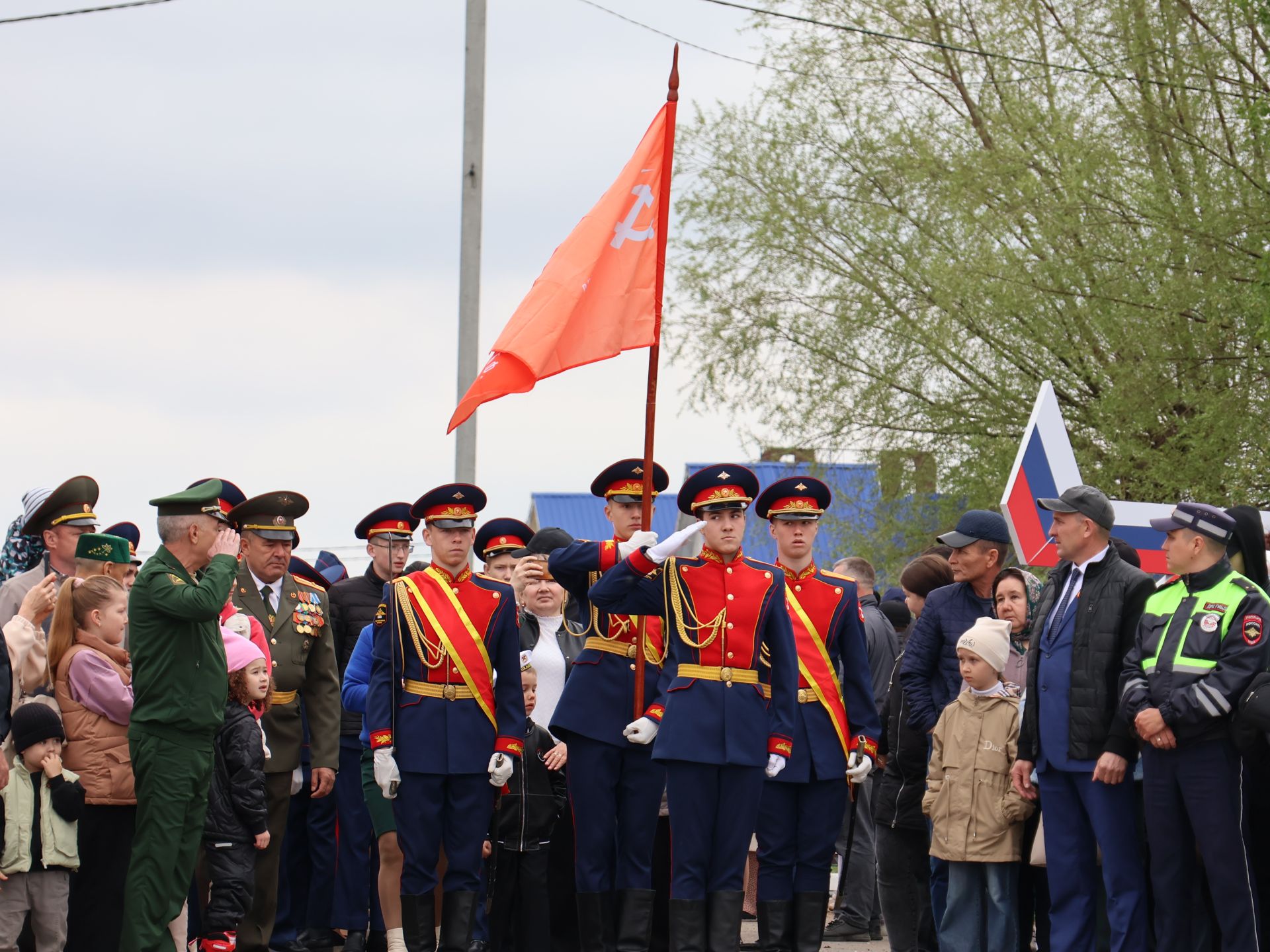 Җиңү килде җирне нурга күмеп, Шатлык белән күзне чылатып!
