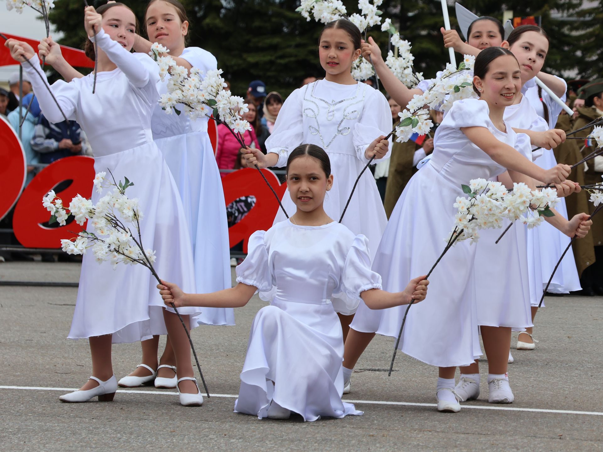 Җиңү килде җирне нурга күмеп, Шатлык белән күзне чылатып!