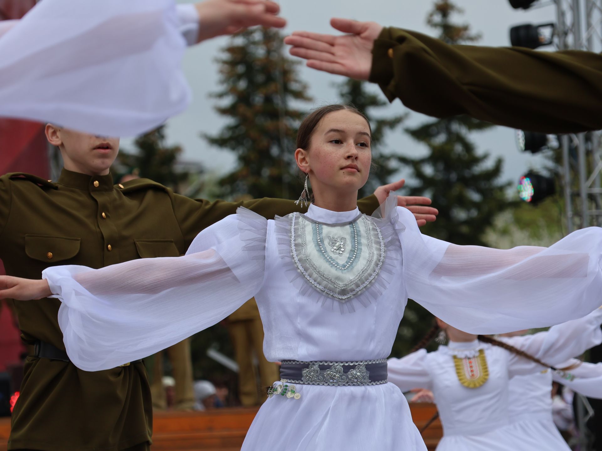 Җиңү килде җирне нурга күмеп, Шатлык белән күзне чылатып!