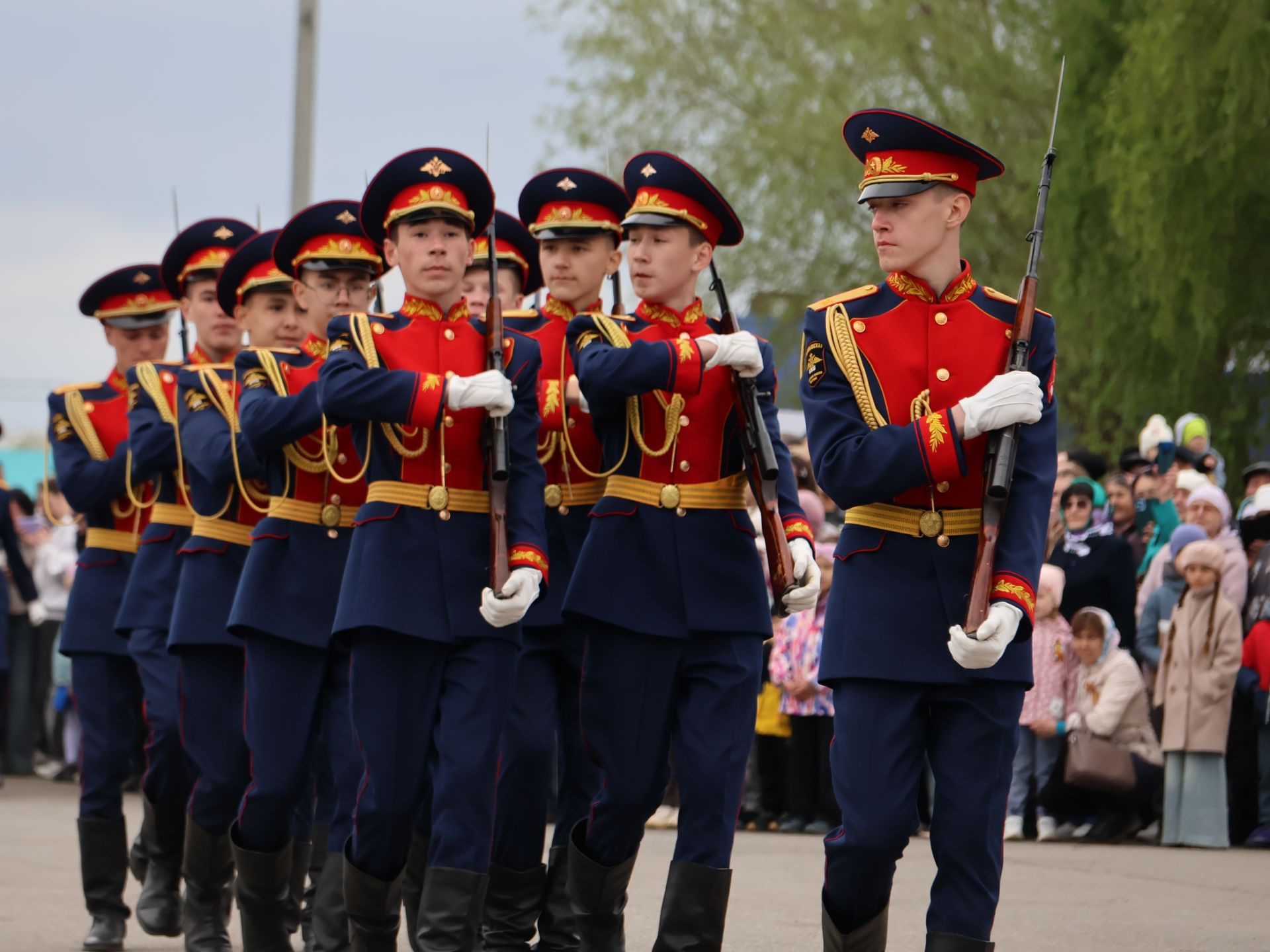 Җиңү килде җирне нурга күмеп, Шатлык белән күзне чылатып!