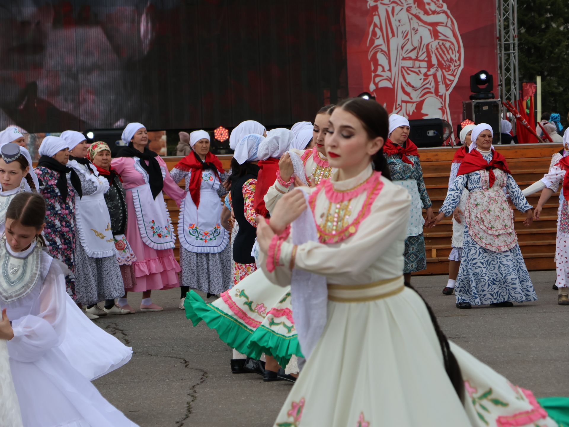 Җиңү килде җирне нурга күмеп, Шатлык белән күзне чылатып!