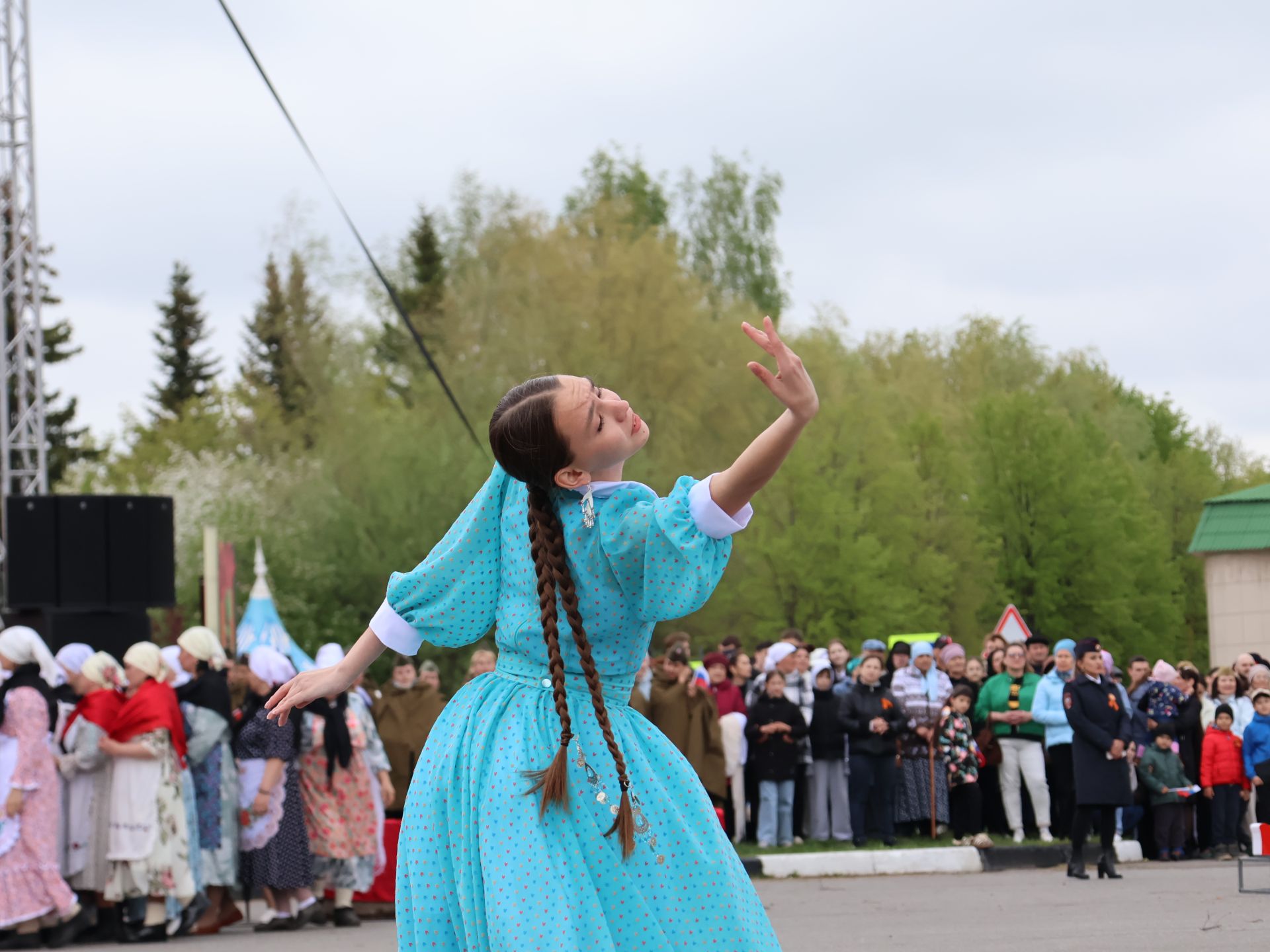 Җиңү килде җирне нурга күмеп, Шатлык белән күзне чылатып!