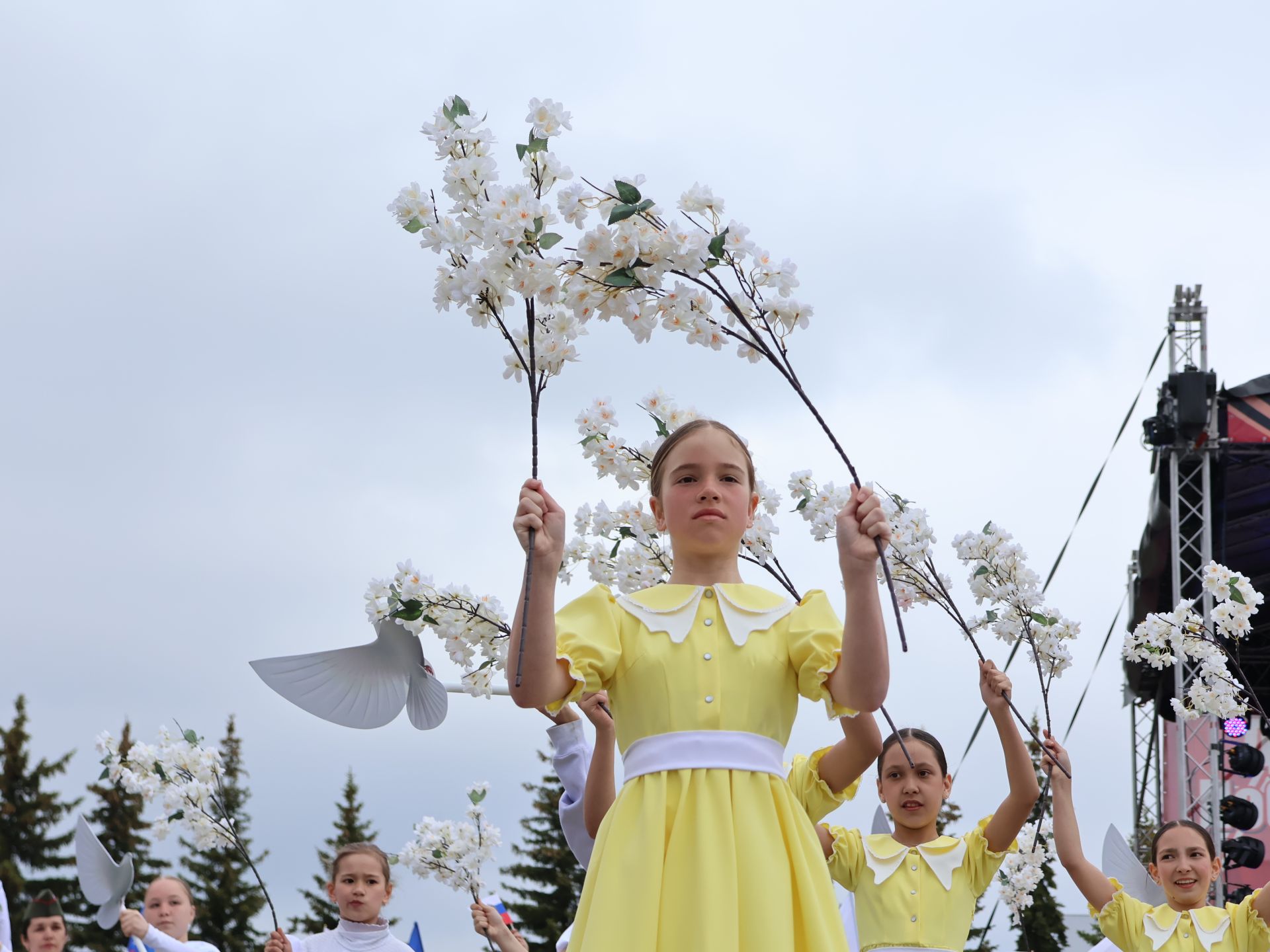 Җиңү килде җирне нурга күмеп, Шатлык белән күзне чылатып!