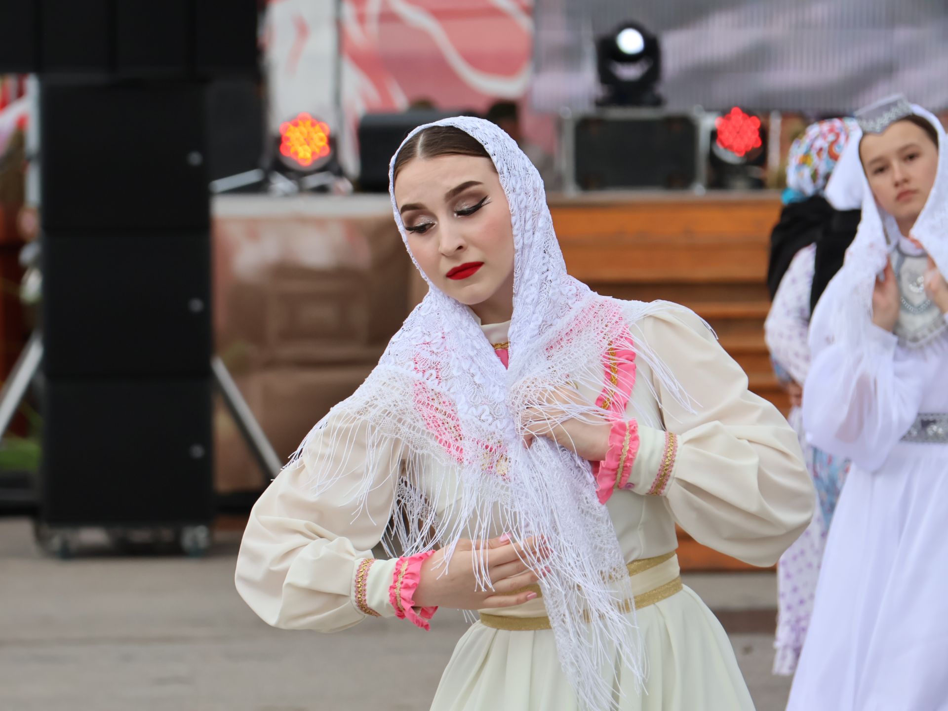 Җиңү килде җирне нурга күмеп, Шатлык белән күзне чылатып!