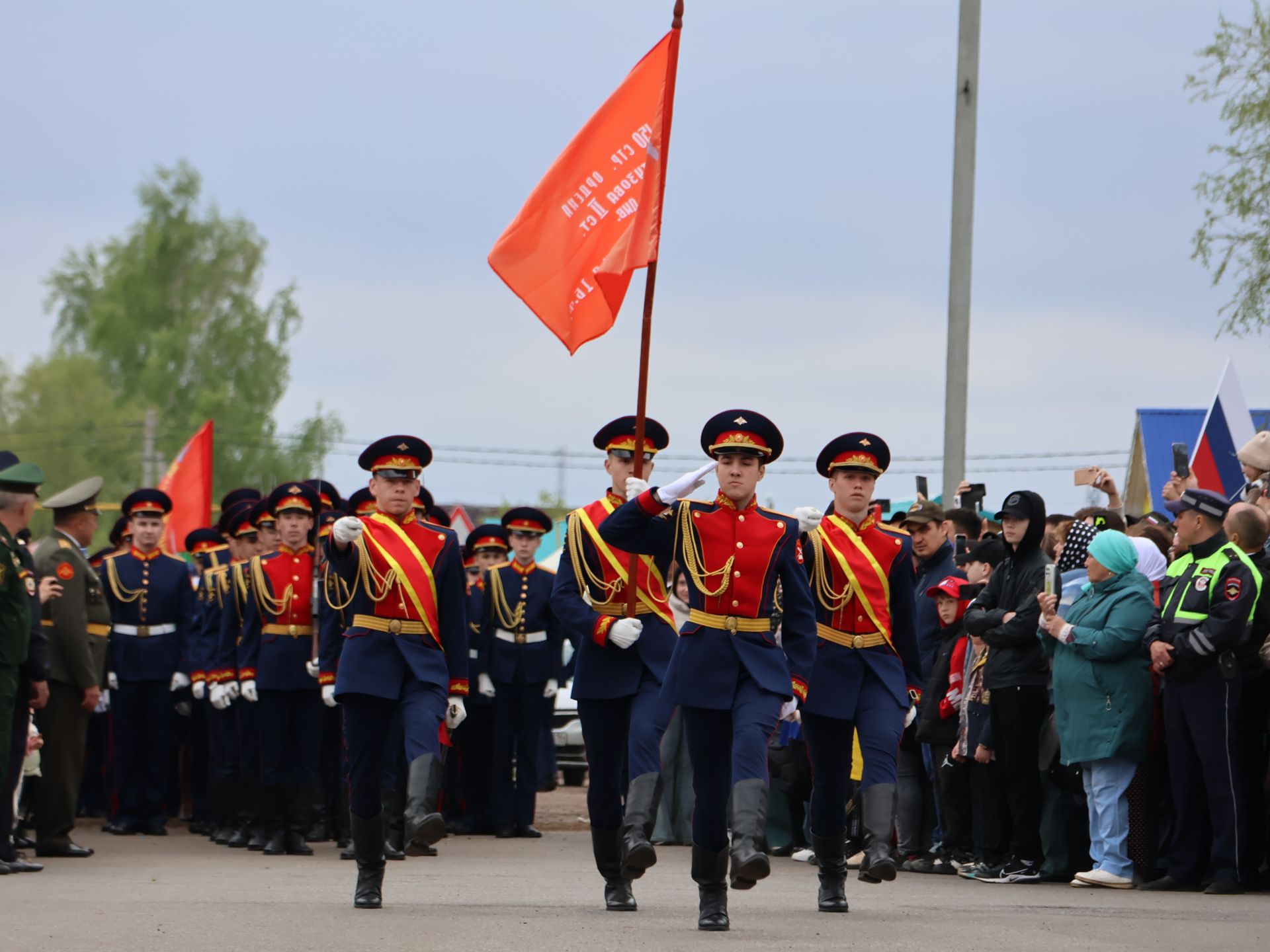 Җиңү килде җирне нурга күмеп, Шатлык белән күзне чылатып!