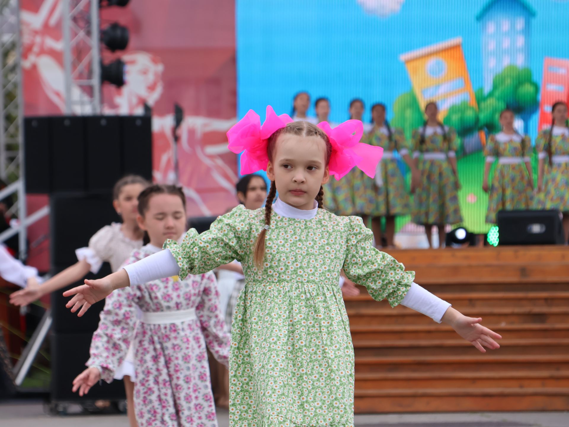 Җиңү килде җирне нурга күмеп, Шатлык белән күзне чылатып!