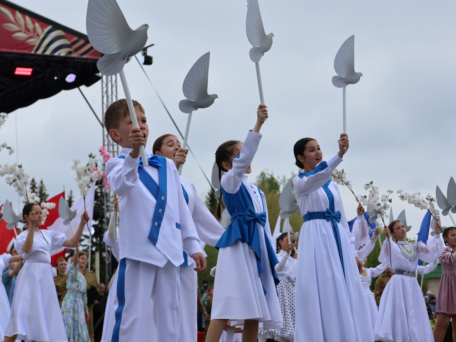 Җиңү килде җирне нурга күмеп, Шатлык белән күзне чылатып!
