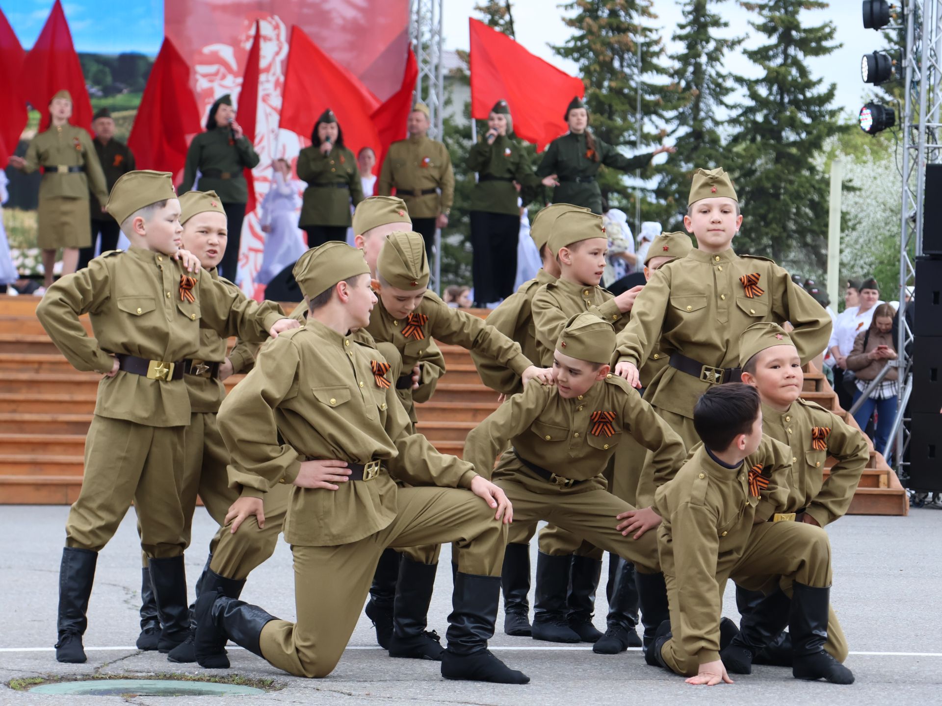 Җиңү килде җирне нурга күмеп, Шатлык белән күзне чылатып!