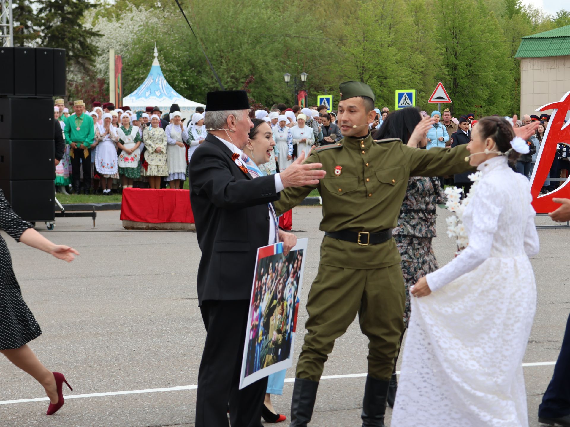 Җиңү килде җирне нурга күмеп, Шатлык белән күзне чылатып!