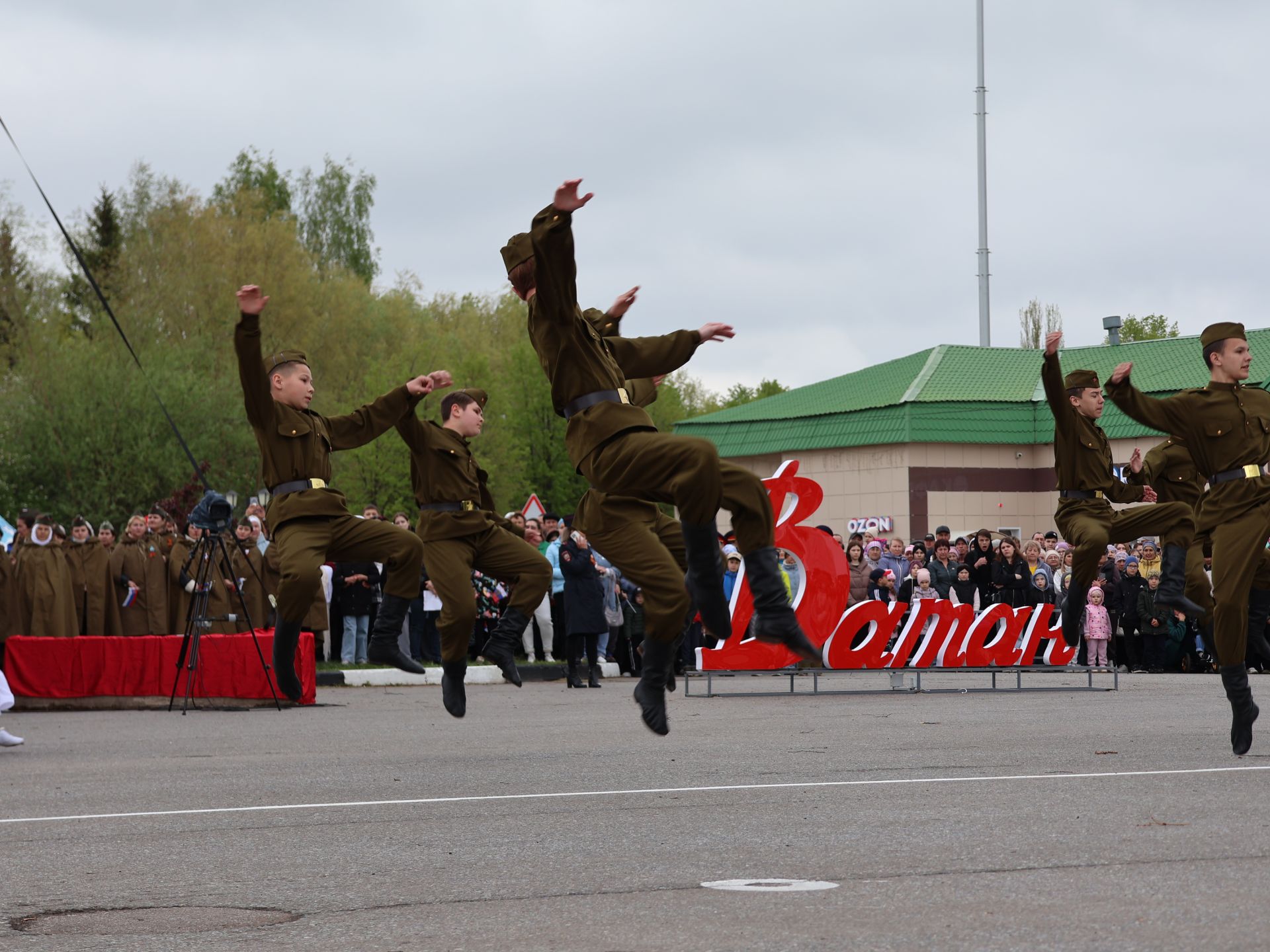 Җиңү килде җирне нурга күмеп, Шатлык белән күзне чылатып!