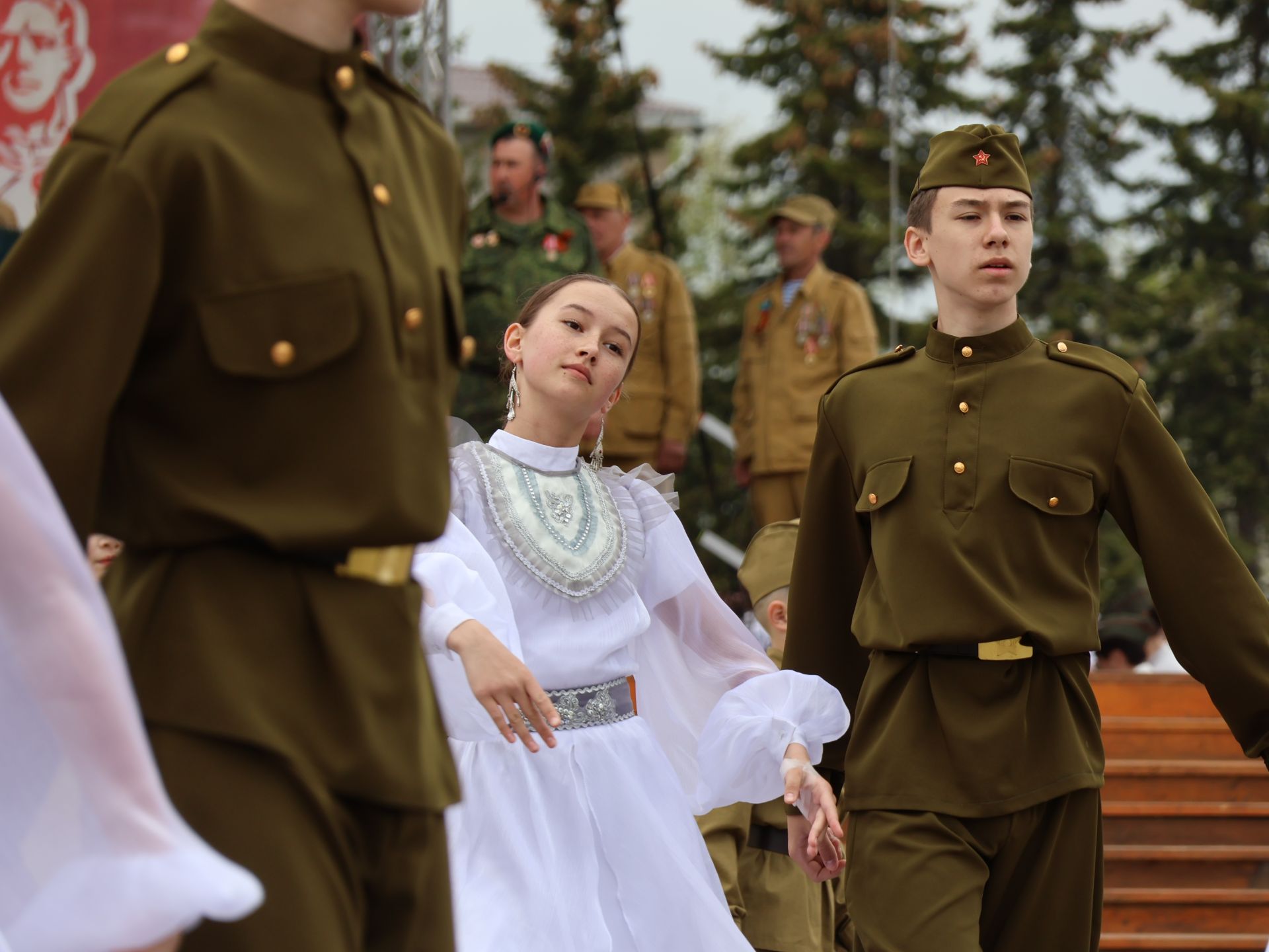 Җиңү килде җирне нурга күмеп, Шатлык белән күзне чылатып!
