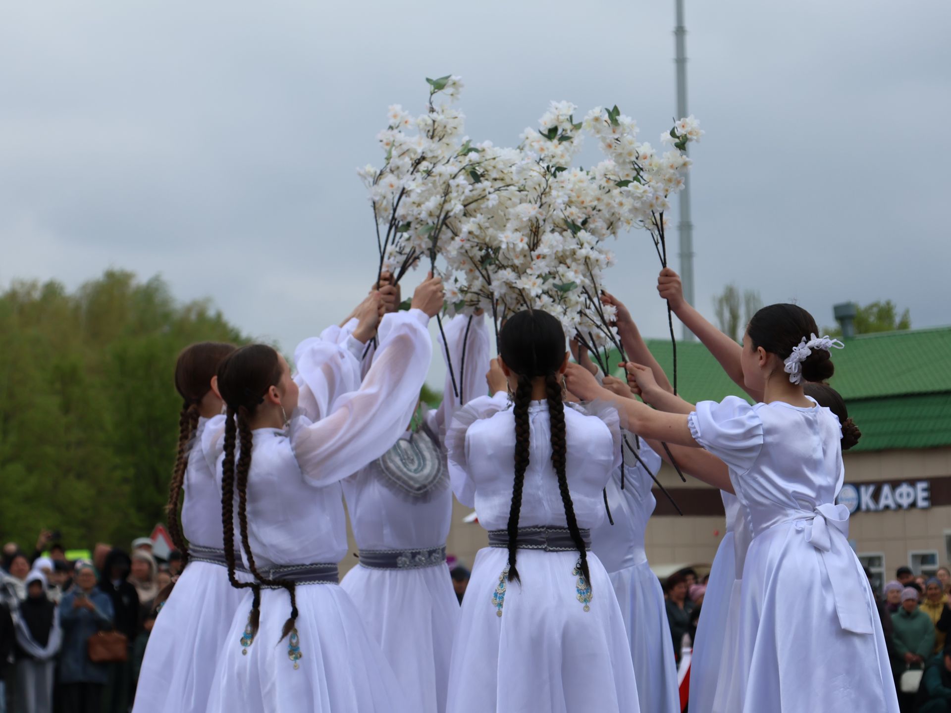 Җиңү килде җирне нурга күмеп, Шатлык белән күзне чылатып!