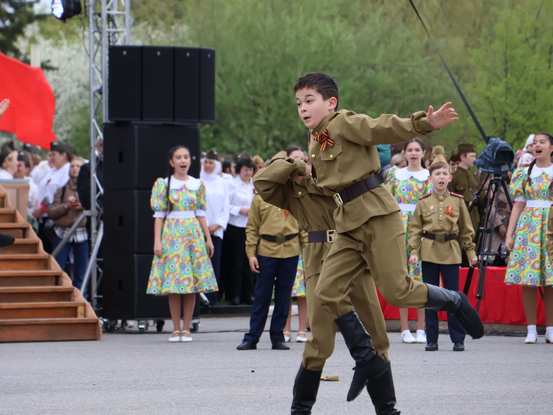 Җиңү килде җирне нурга күмеп, Шатлык белән күзне чылатып!
