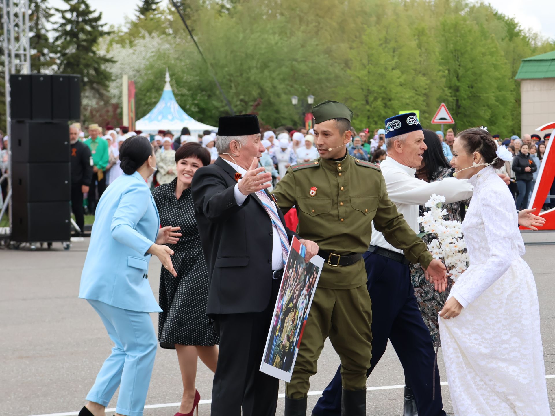 Җиңү килде җирне нурга күмеп, Шатлык белән күзне чылатып!