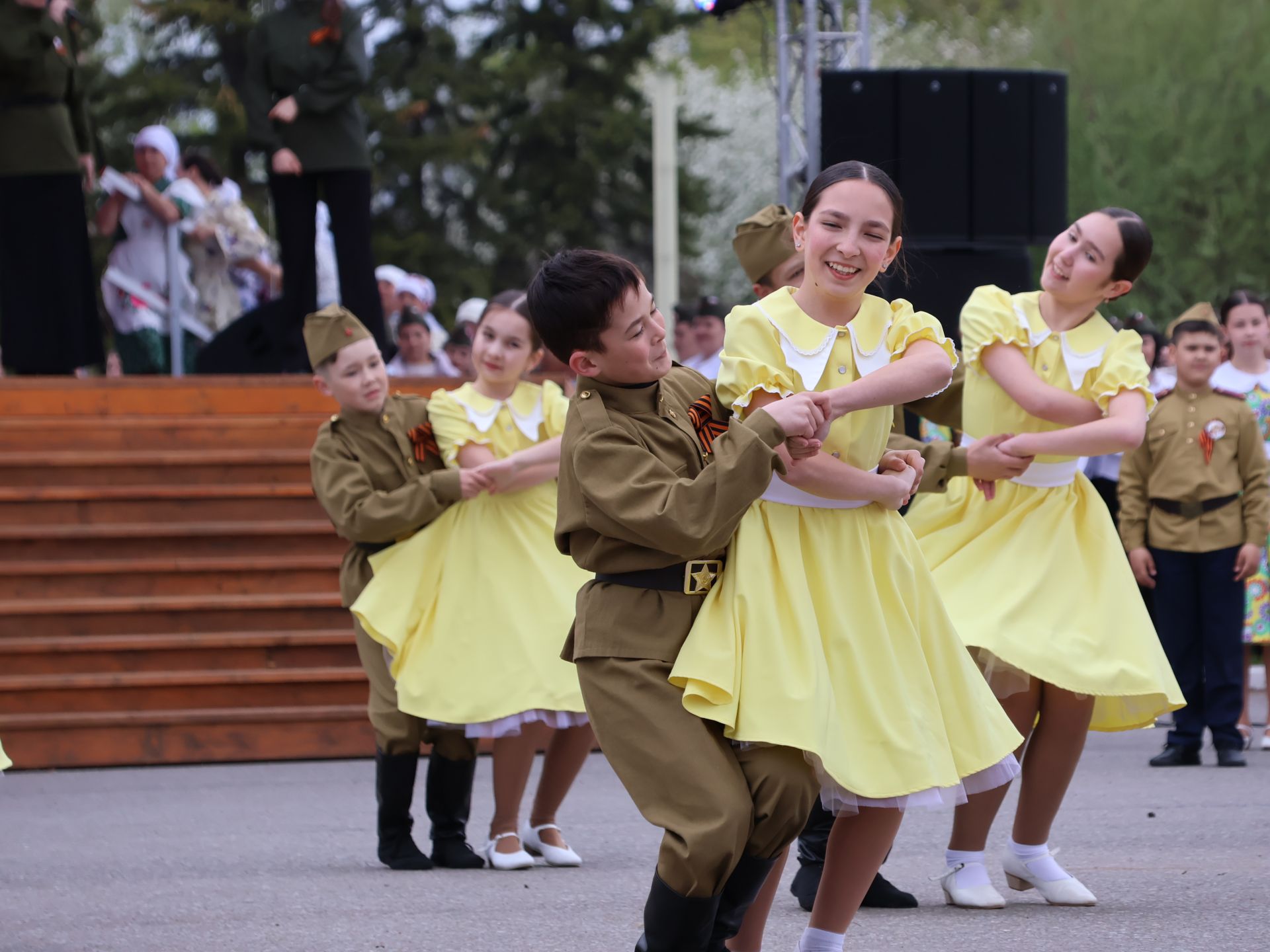 Җиңү килде җирне нурга күмеп, Шатлык белән күзне чылатып!