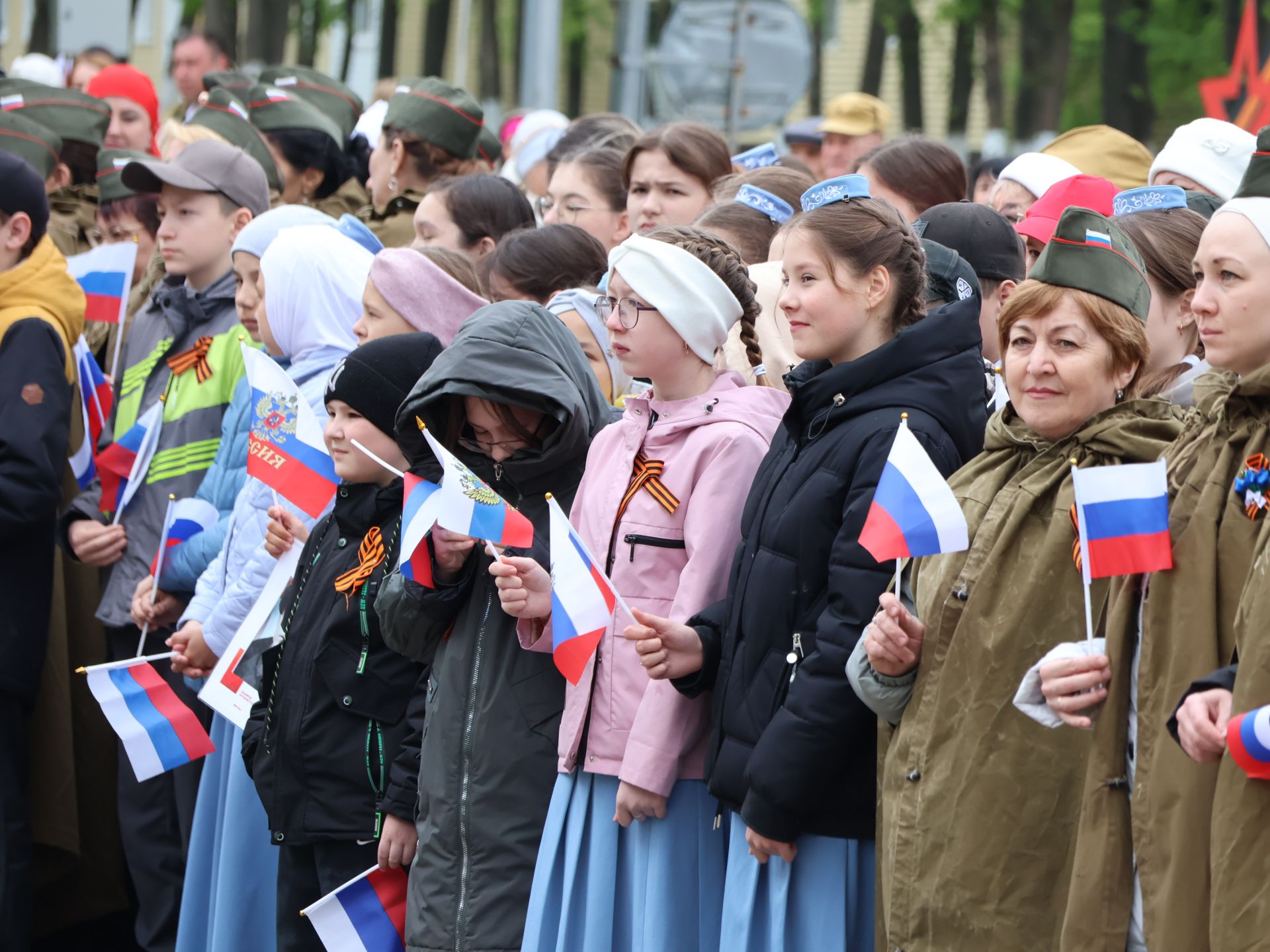 Җиңү килде җирне нурга күмеп, Шатлык белән күзне чылатып!