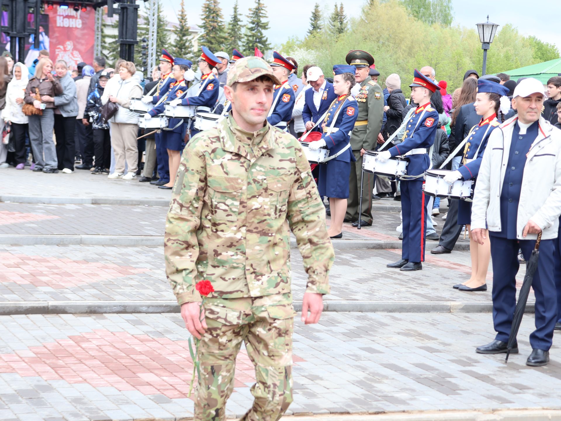 Җиңү килде җирне нурга күмеп, Шатлык белән күзне чылатып!