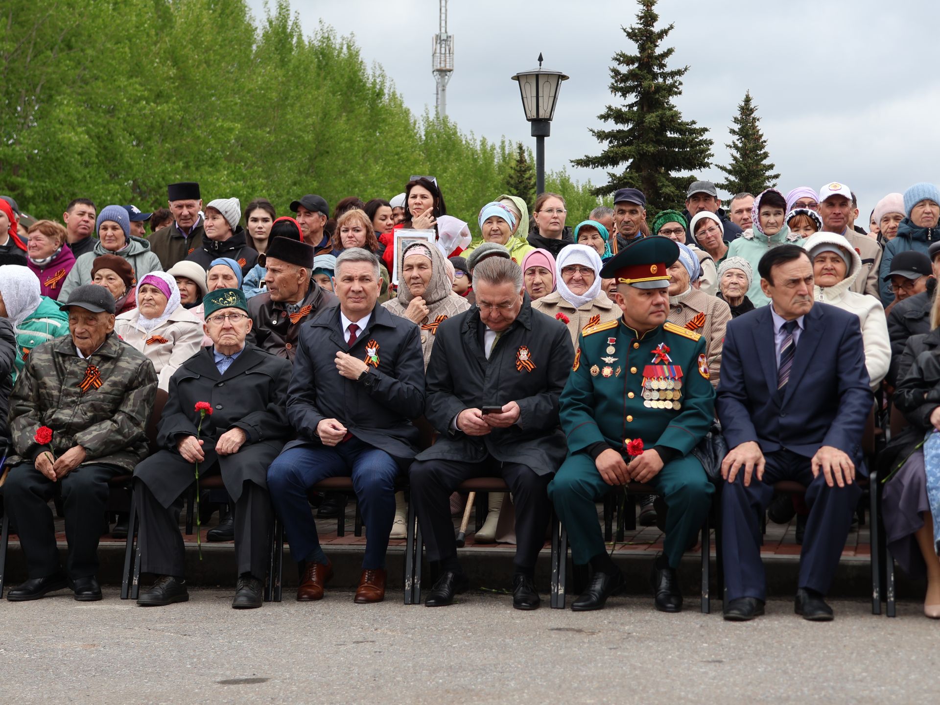 Җиңү килде җирне нурга күмеп, Шатлык белән күзне чылатып!