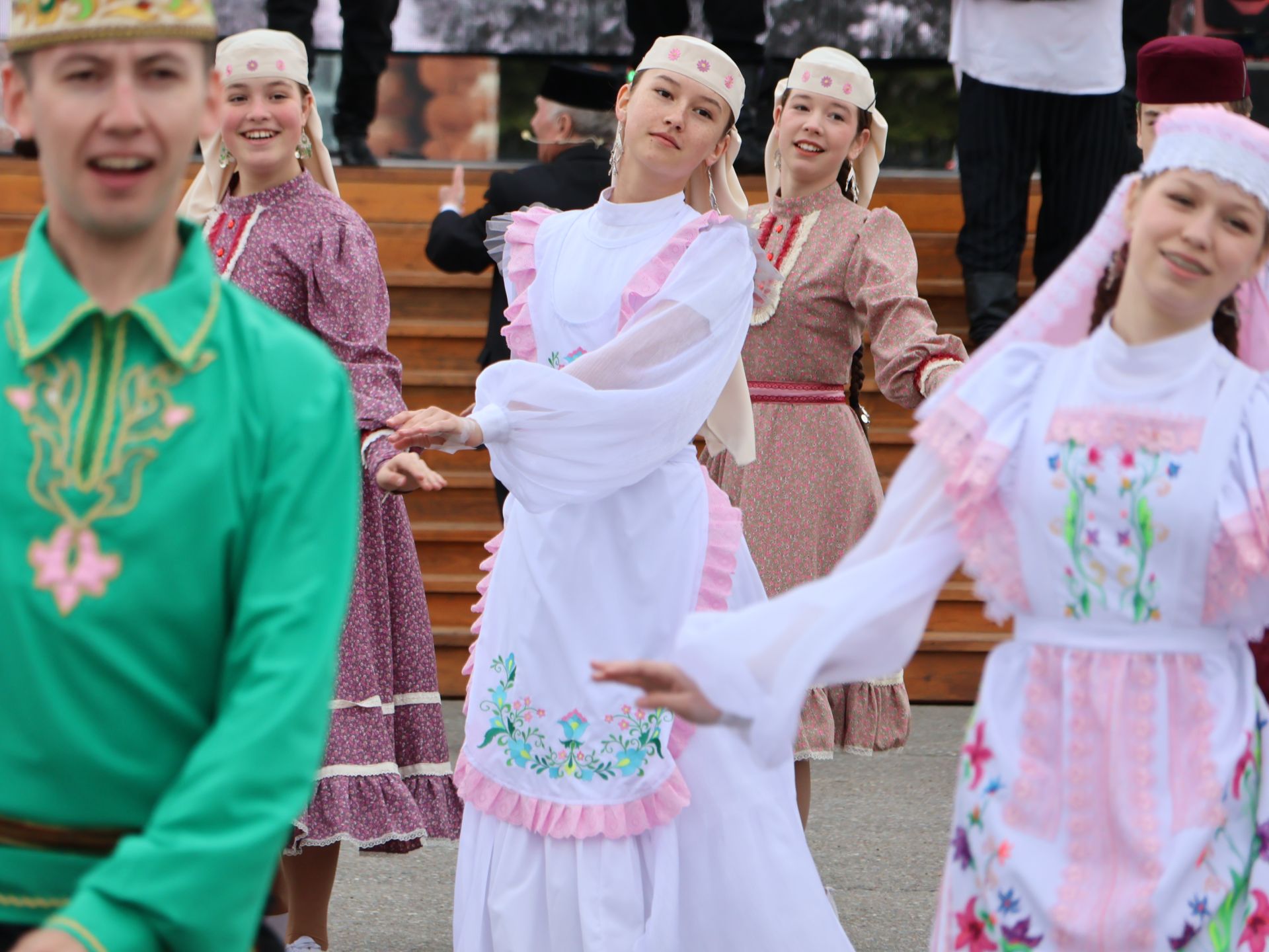 Җиңү килде җирне нурга күмеп, Шатлык белән күзне чылатып!