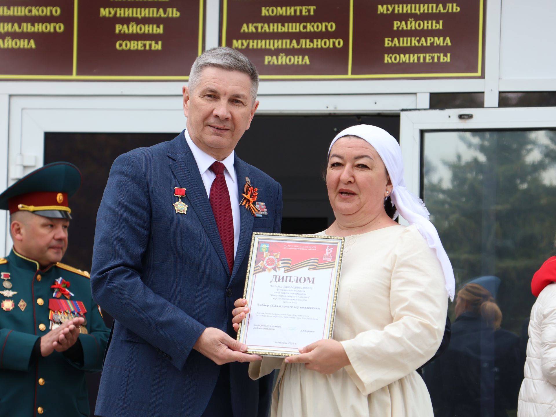 Җиңү килде җирне нурга күмеп, Шатлык белән күзне чылатып!