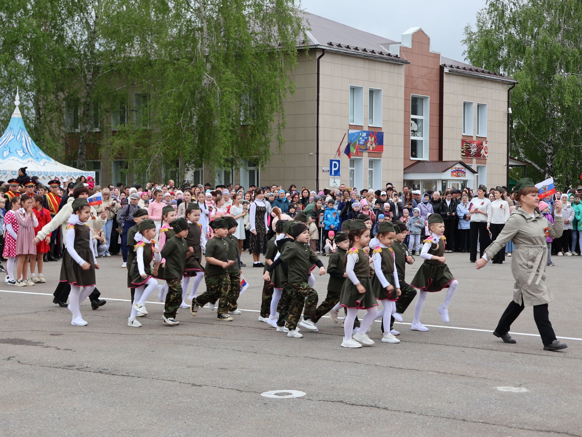 Җиңү килде җирне нурга күмеп, Шатлык белән күзне чылатып!