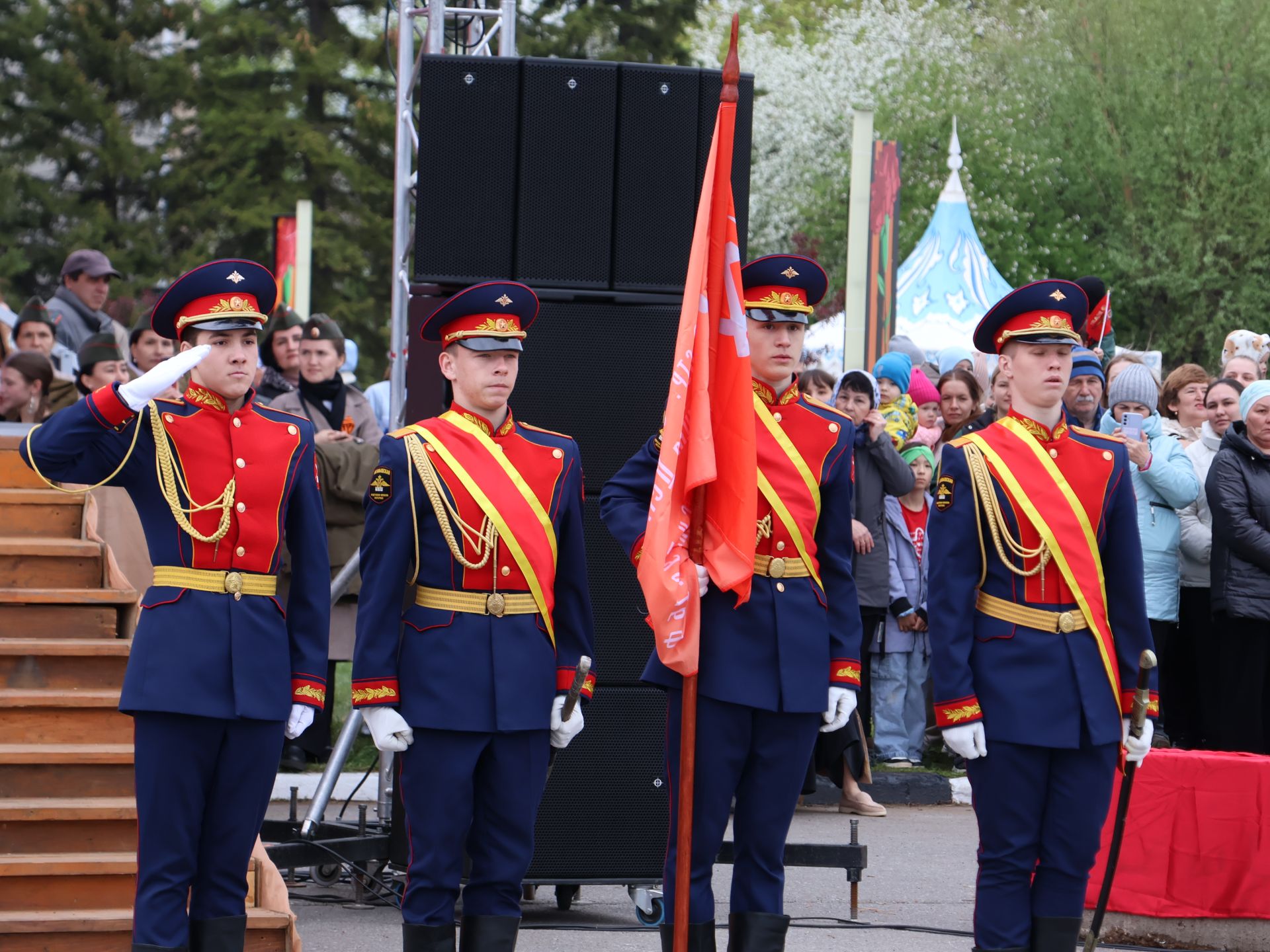 Җиңү килде җирне нурга күмеп, Шатлык белән күзне чылатып!