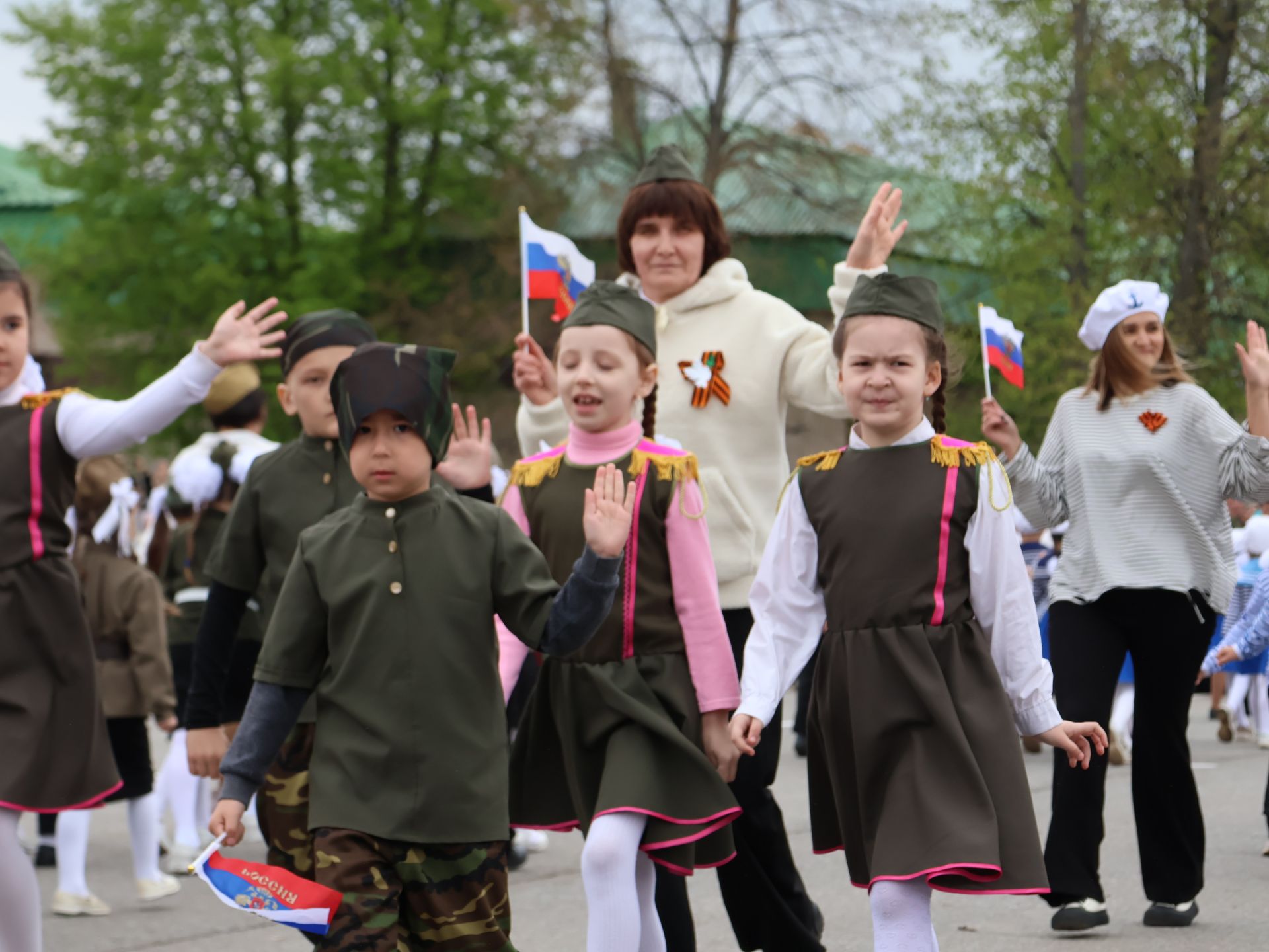 Җиңү килде җирне нурга күмеп, Шатлык белән күзне чылатып!