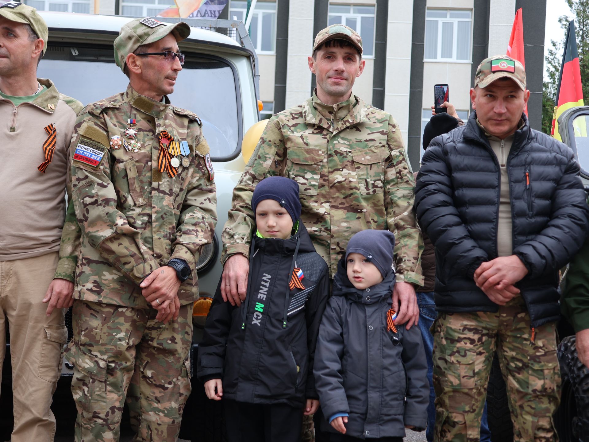 Җиңү килде җирне нурга күмеп, Шатлык белән күзне чылатып!