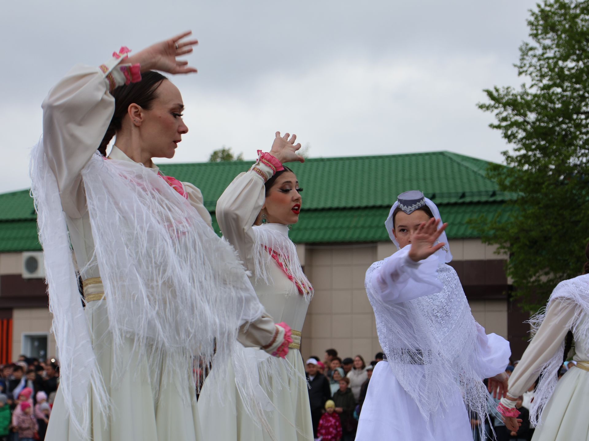Җиңү килде җирне нурга күмеп, Шатлык белән күзне чылатып!