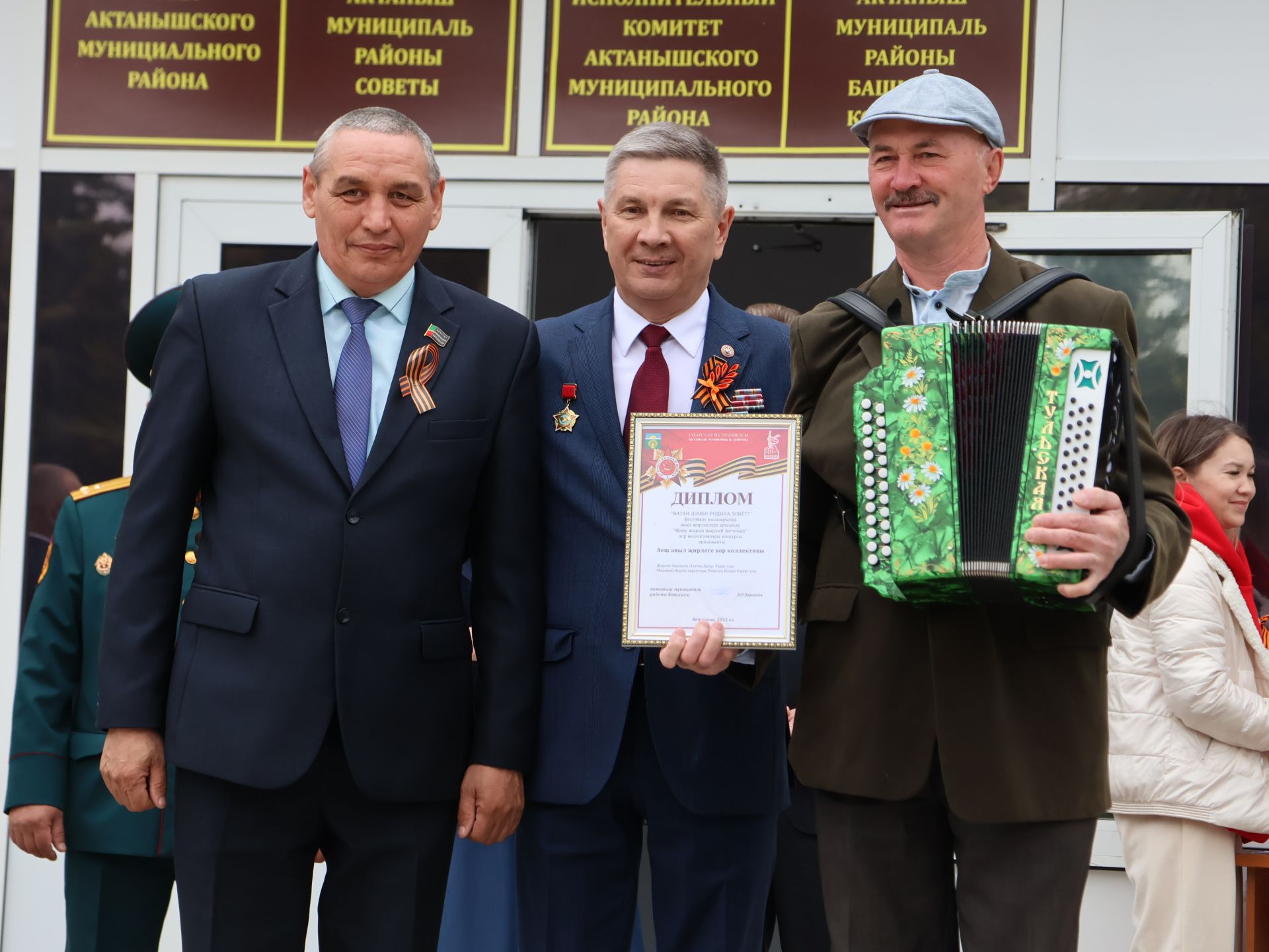Җиңү килде җирне нурга күмеп, Шатлык белән күзне чылатып!