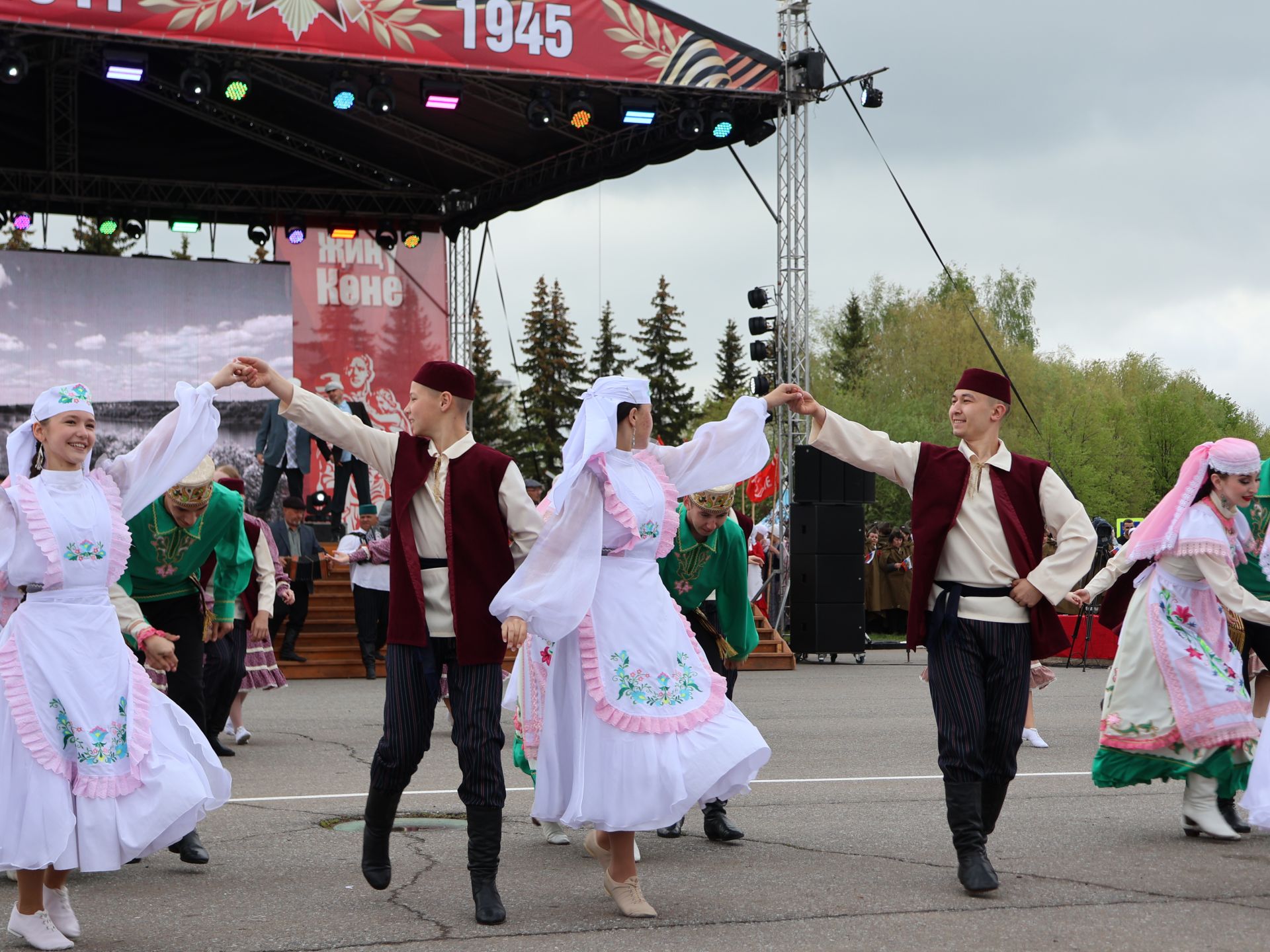 Җиңү килде җирне нурга күмеп, Шатлык белән күзне чылатып!