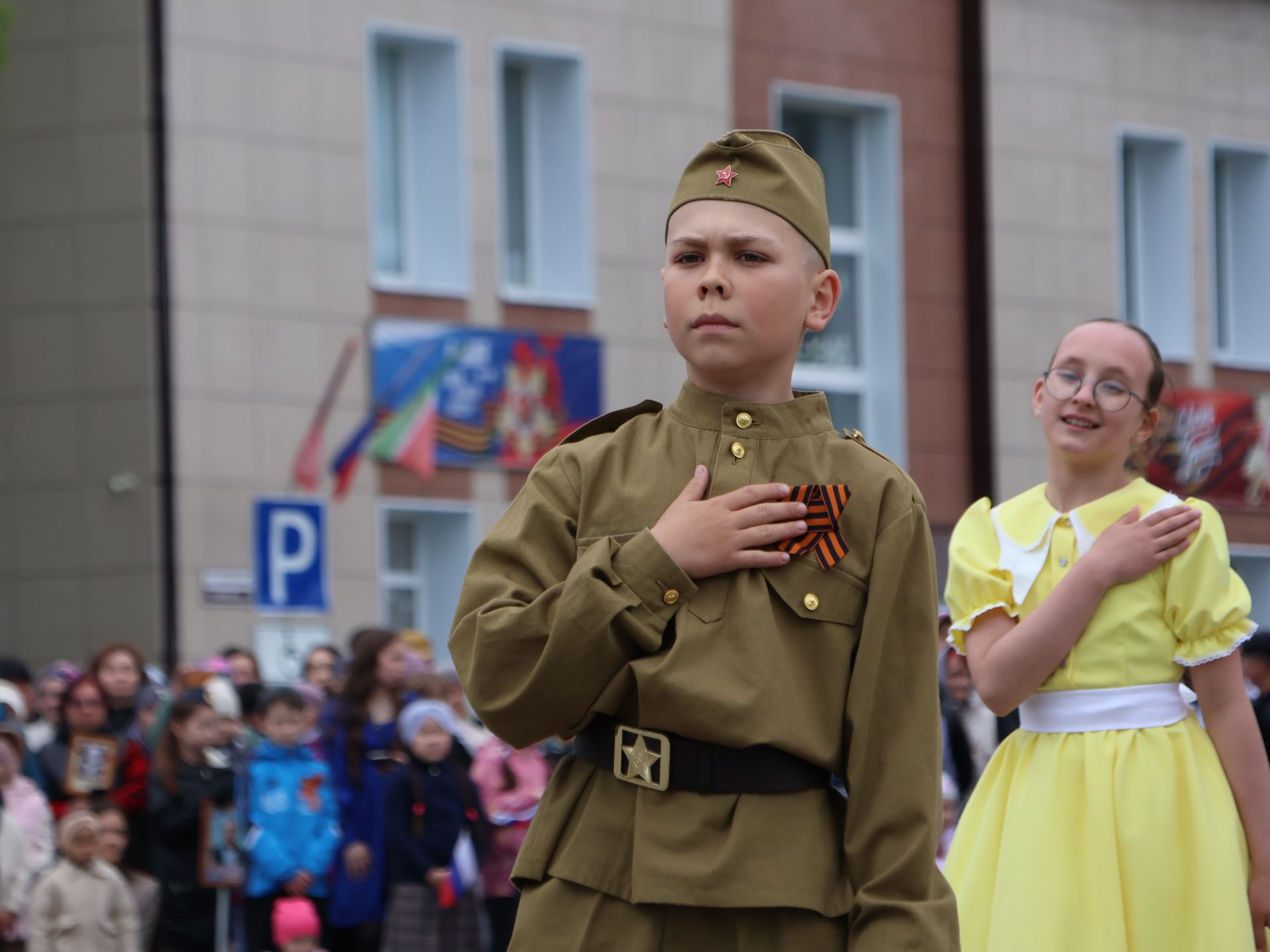 Җиңү килде җирне нурга күмеп, Шатлык белән күзне чылатып!