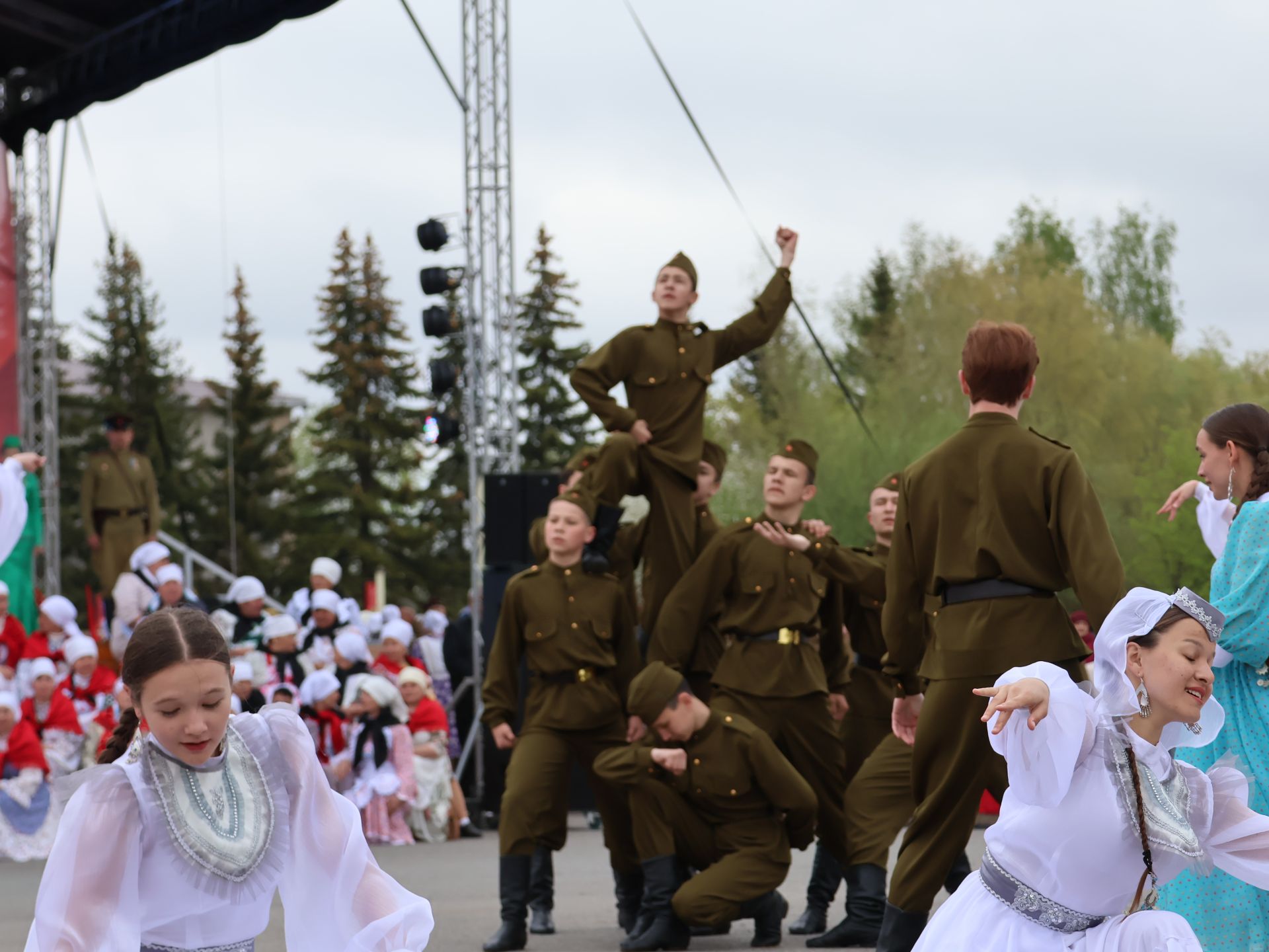 Җиңү килде җирне нурга күмеп, Шатлык белән күзне чылатып!