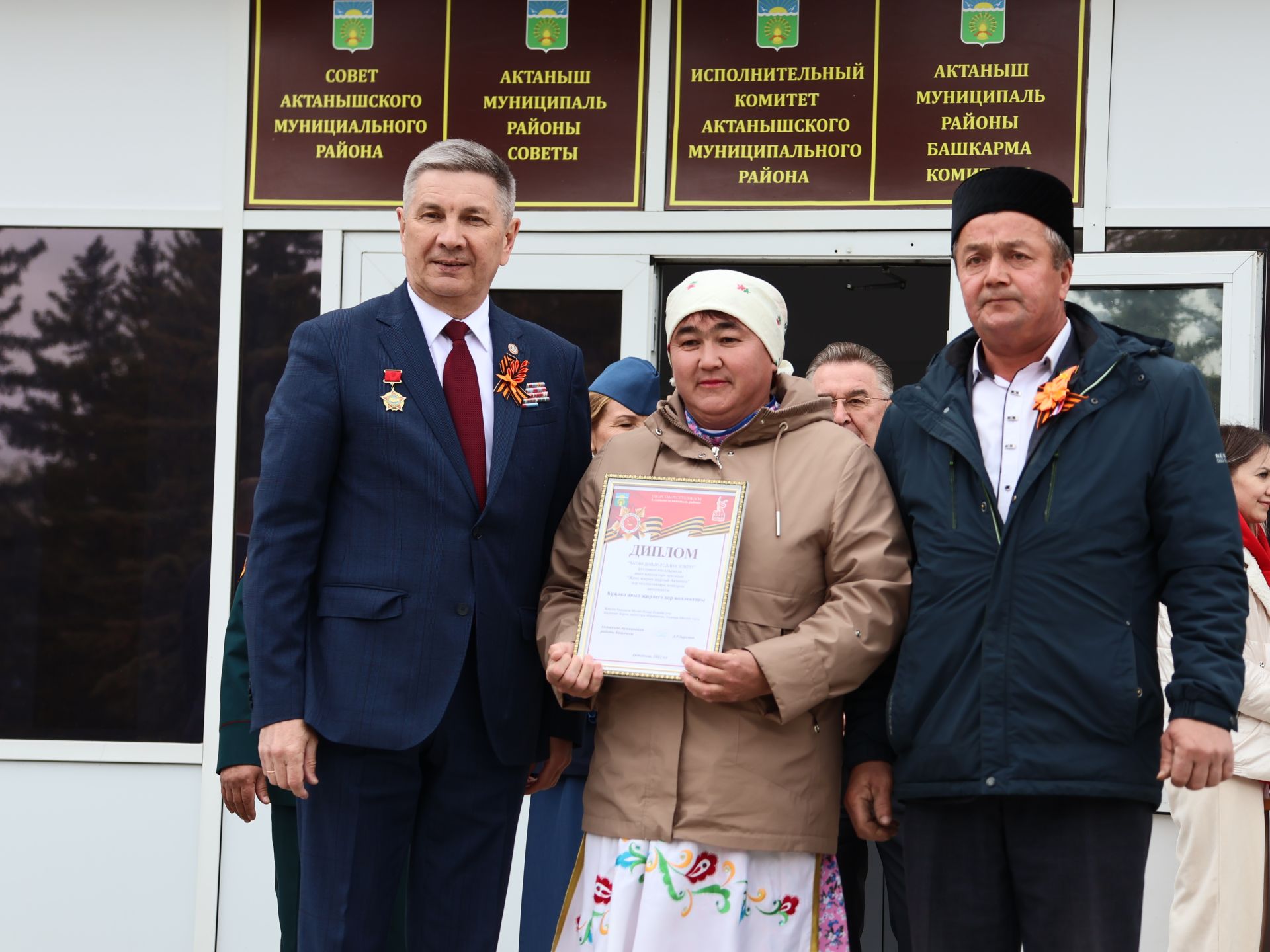 Җиңү килде җирне нурга күмеп, Шатлык белән күзне чылатып!