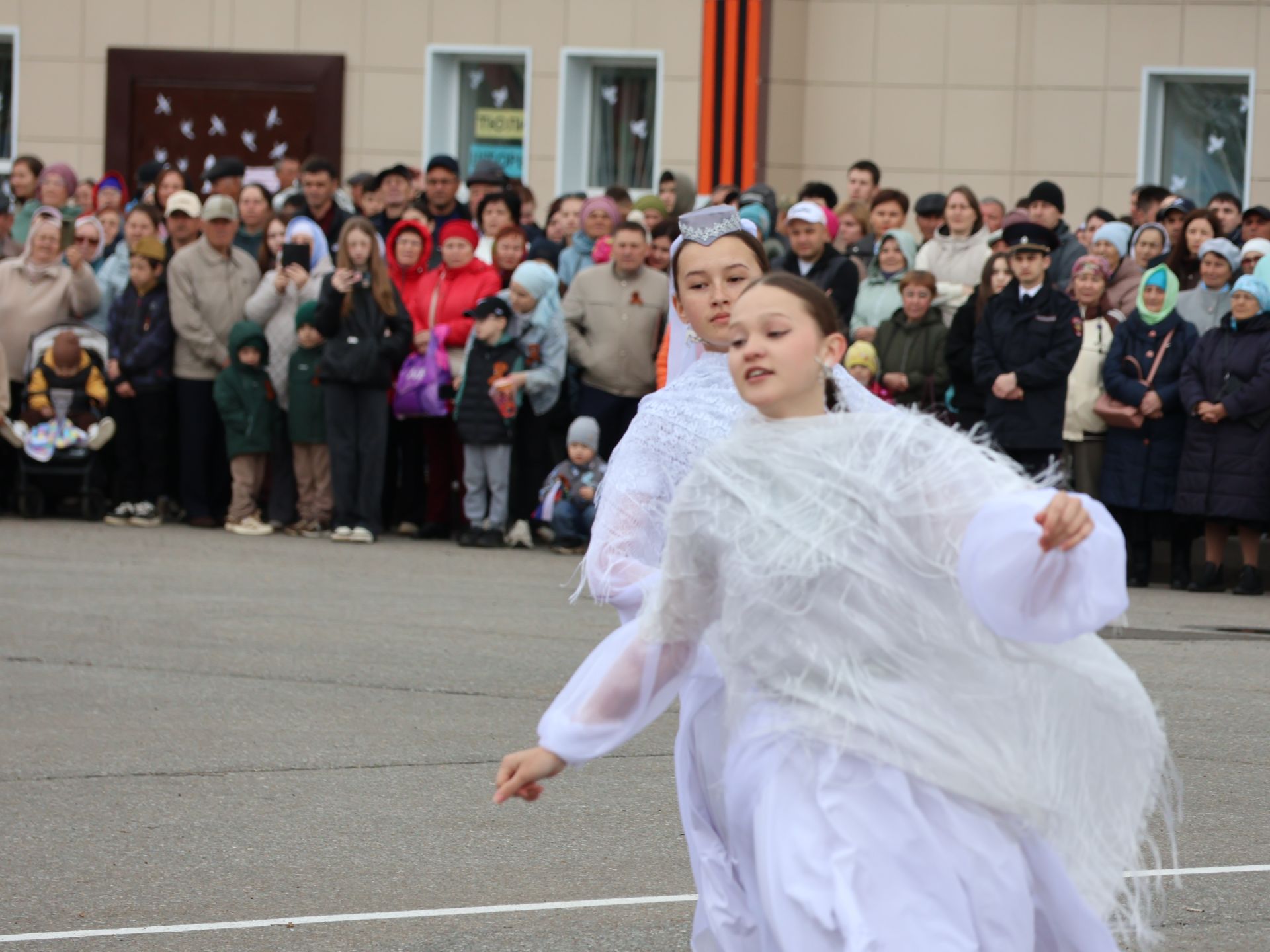 Җиңү килде җирне нурга күмеп, Шатлык белән күзне чылатып!
