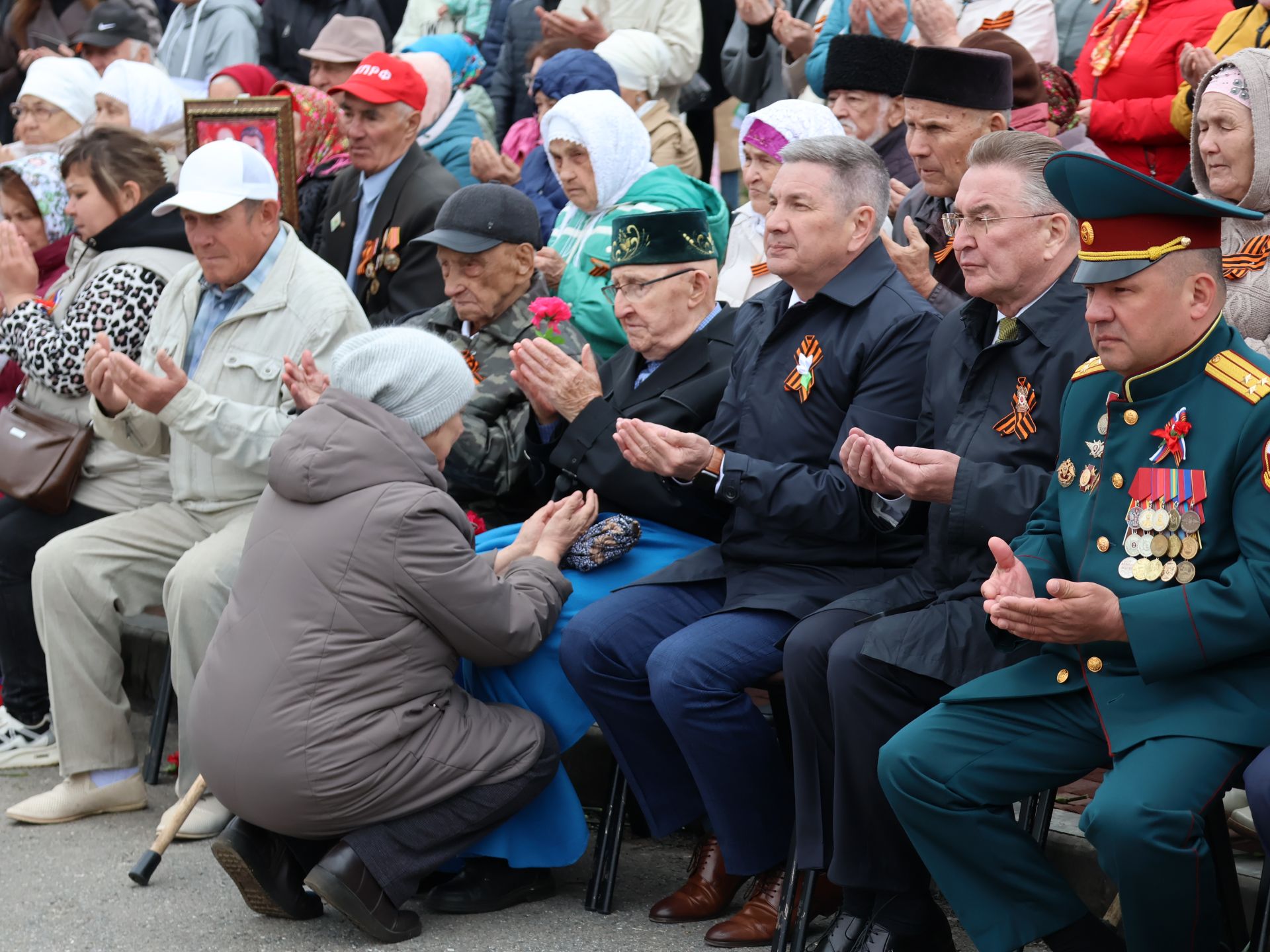 Җиңү килде җирне нурга күмеп, Шатлык белән күзне чылатып!